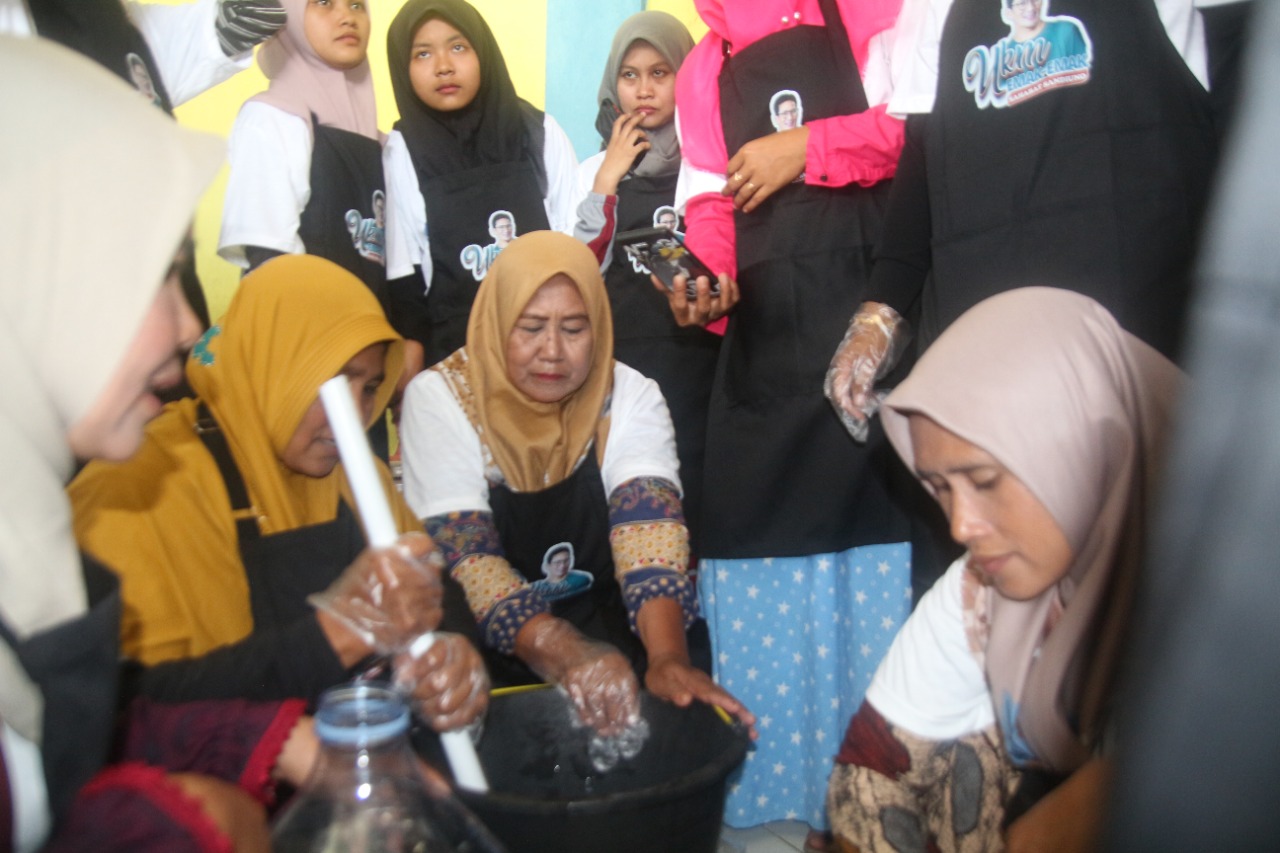 Sahabat Sandi Uno Latih UMKM dan Emak-Emak Sampang Merintis Usaha