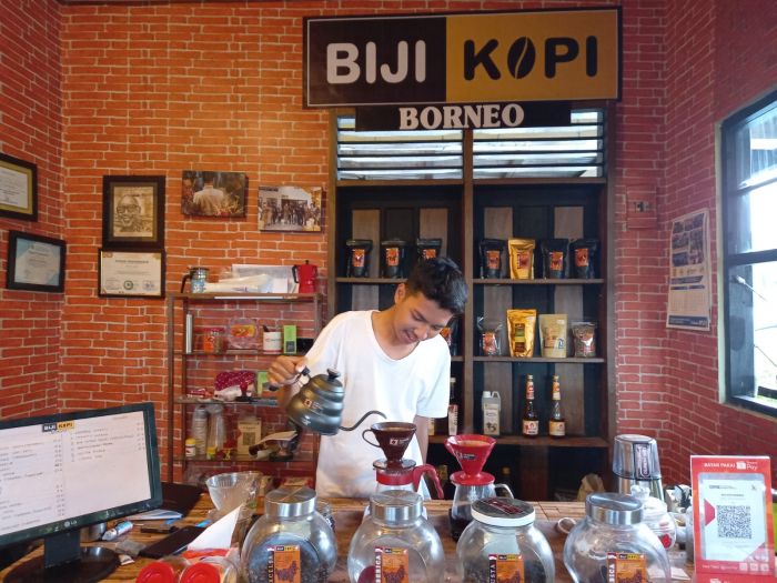 Seseorang sedang meramu kopi arabika dari Pegunungan Meratus, Kalimantan Selatan 