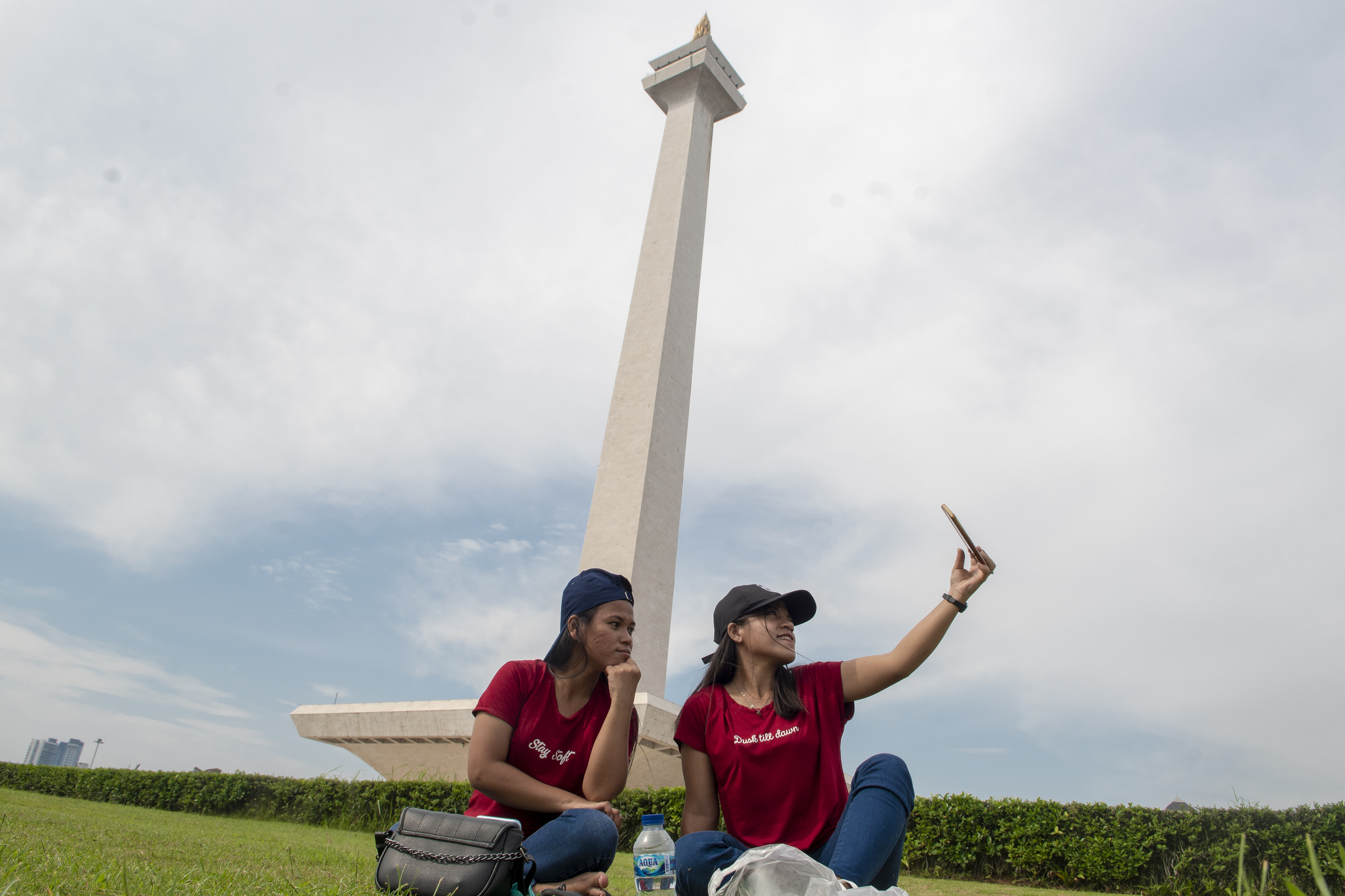 Warga berswafoto di kawasan Monas, Jakarta.
