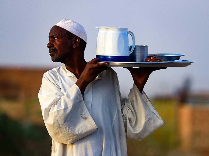 Ilustrasi umat muslim saat berbuka puasa 