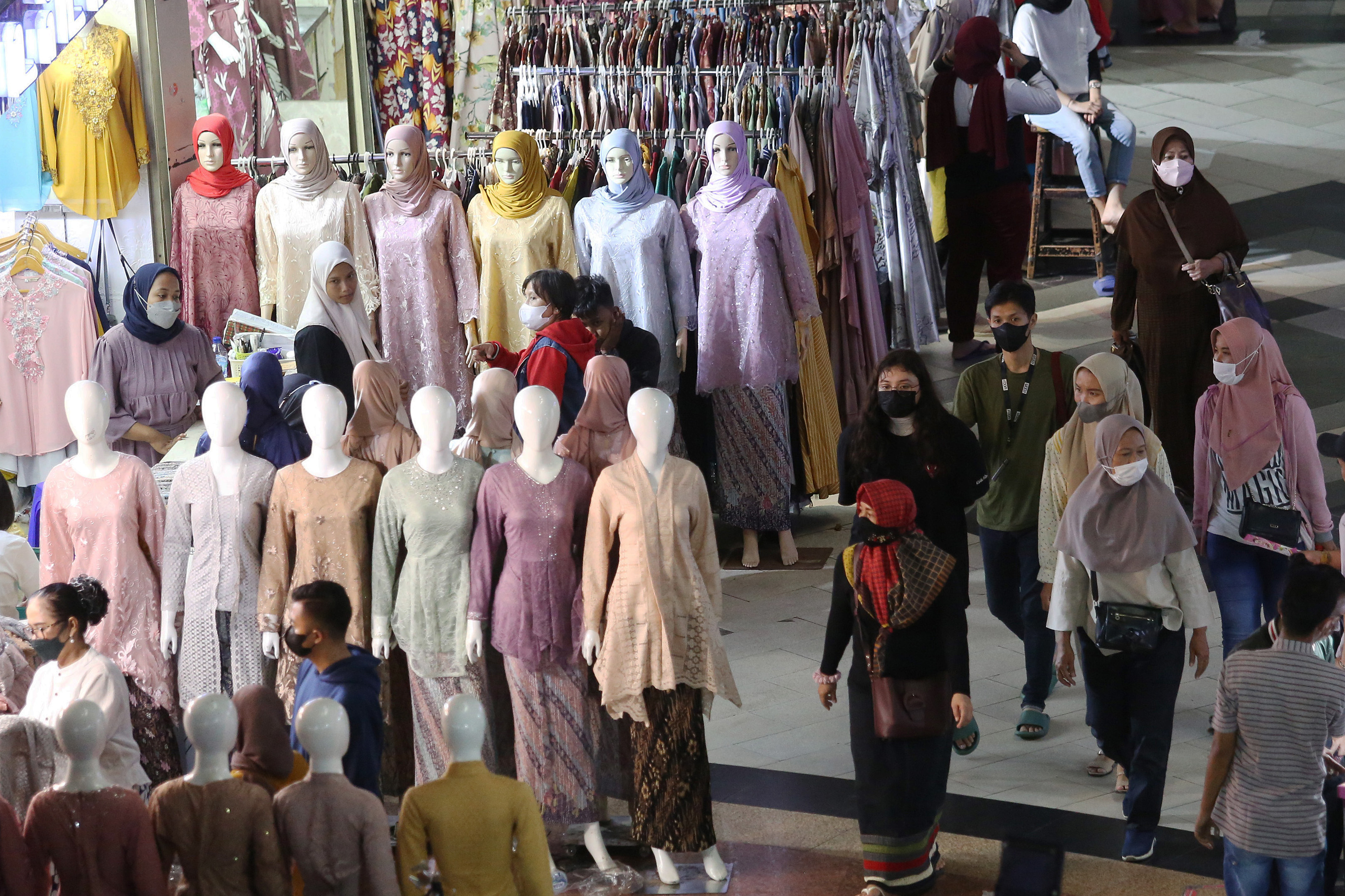 Warga berbelanja di Blok B Pasar Tanah Abang, Jakarta.