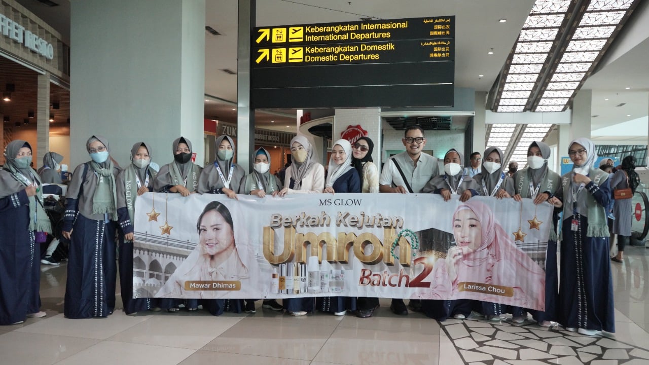 Pemenang program Berkah Kejutan Umroh MS Glow bertolak menunaikan ibadah umrah