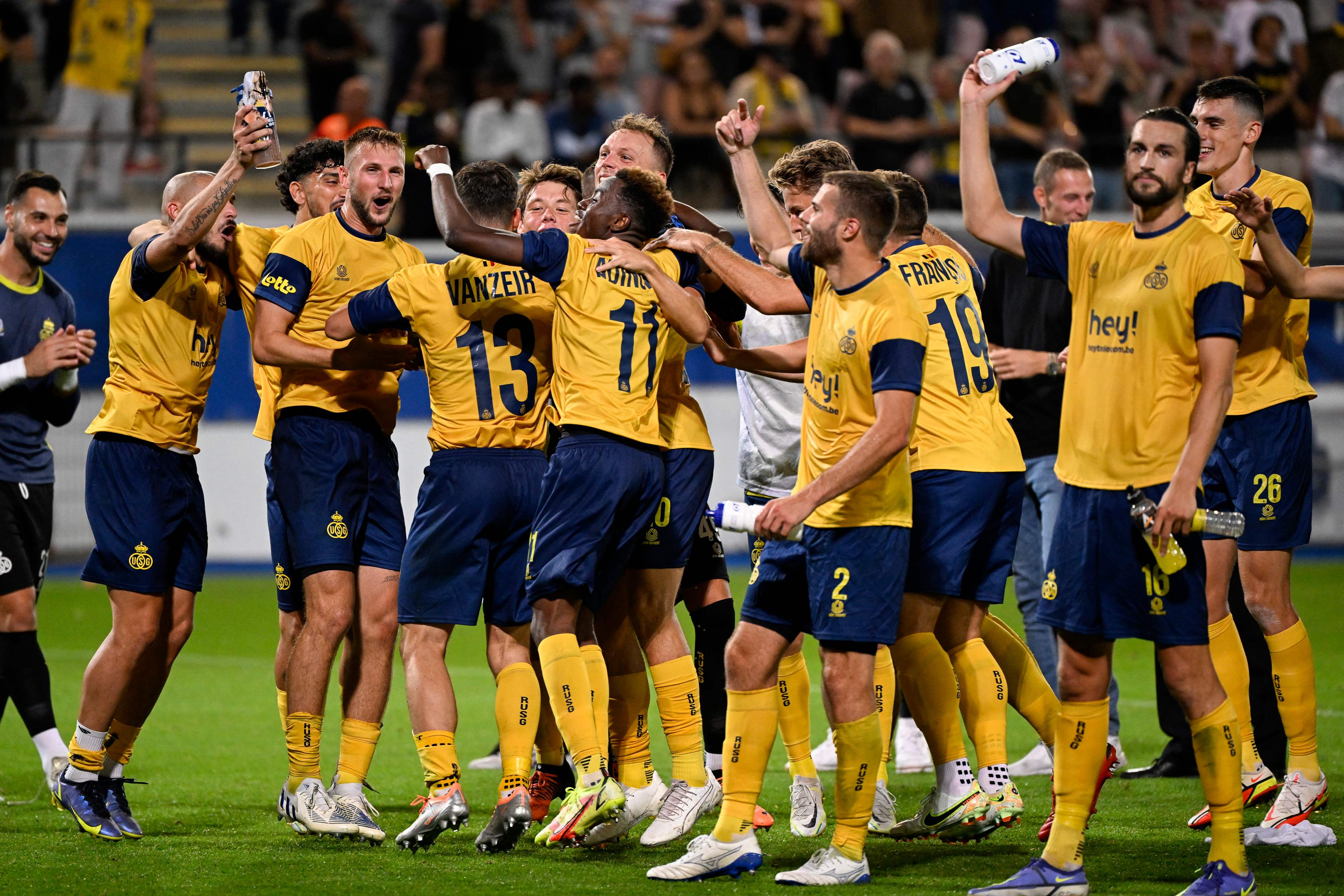 Para pemain Union Saint-Gilloise melakukann selebrasi usai mengalahkan Rangers di laga leg pertama kualifikasi putaran ketiga Liga Champions