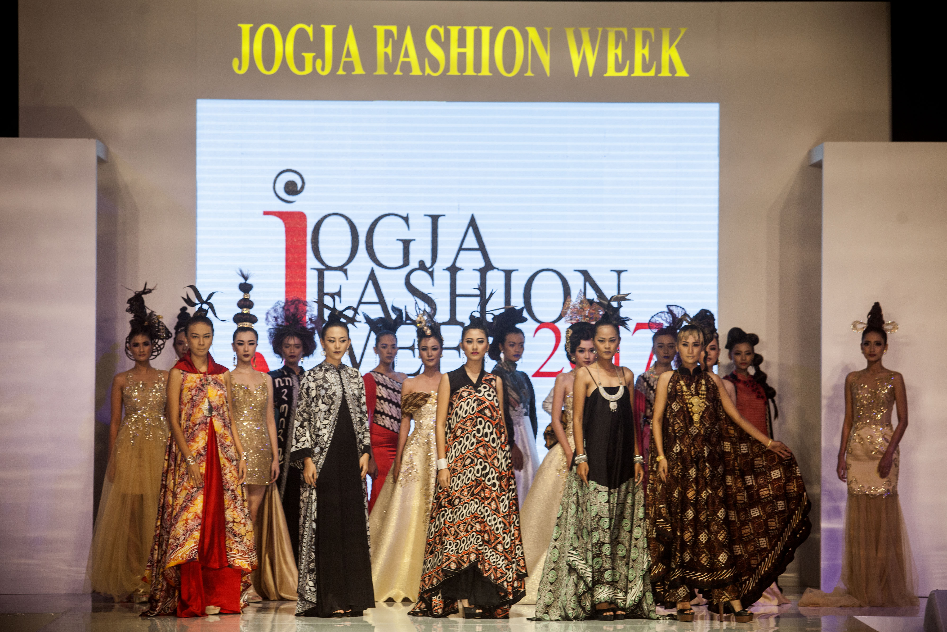  Model memperagakan busana dari Fasion art & Ruri Idol saat pembukaan Jogja Fashion Week (JFW) 