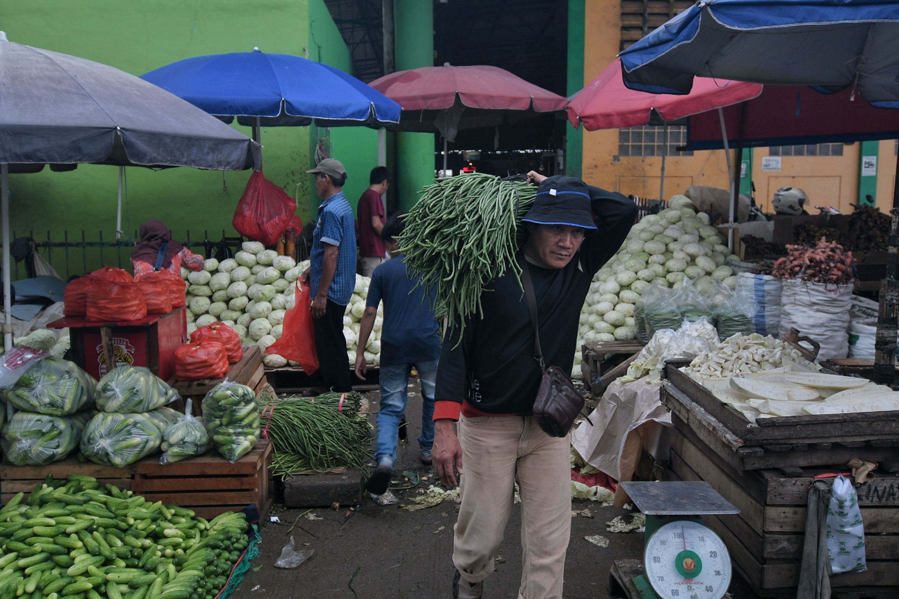 Pekerja mengangkut sayuran di Pasar Induk Kramat Jati, Jakarta.