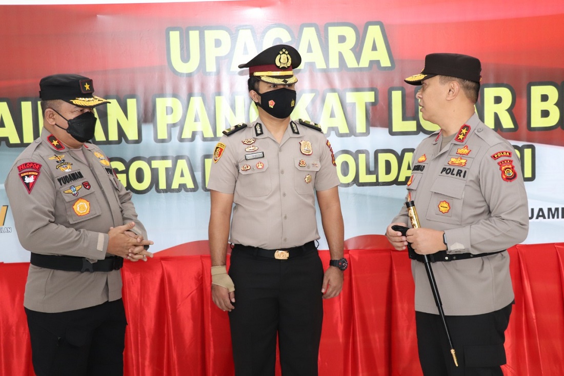 Polda Jambi menyampaikan penghargaan institusi Polri berupa kenaikan pangkat luar biasa kepada Ajun Komisaris Johan Silaen, Jumat (5/8).