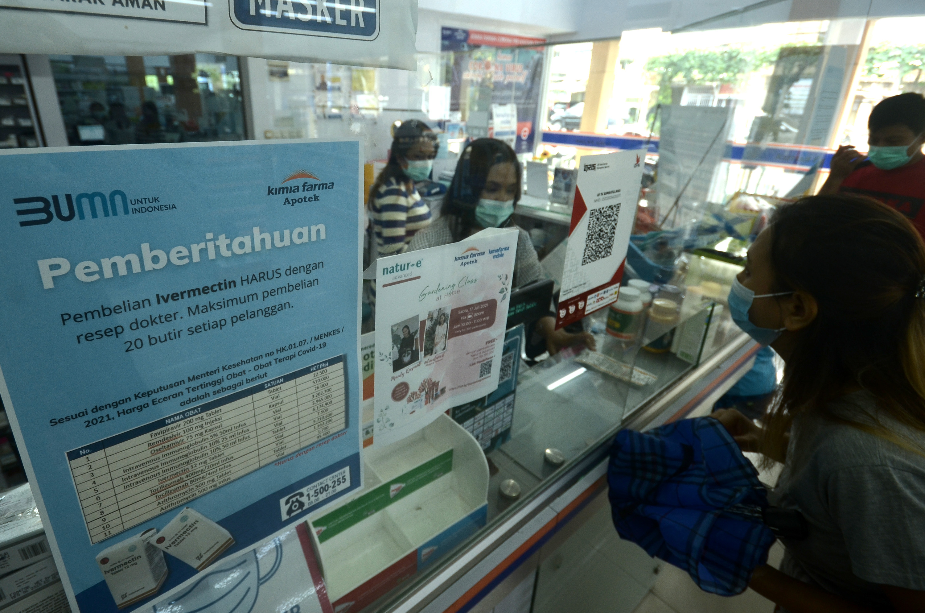 Apoteker melayani pembeli di salah satu outlet apotek Kimia Farma di Manado, Sulawesi Utara,