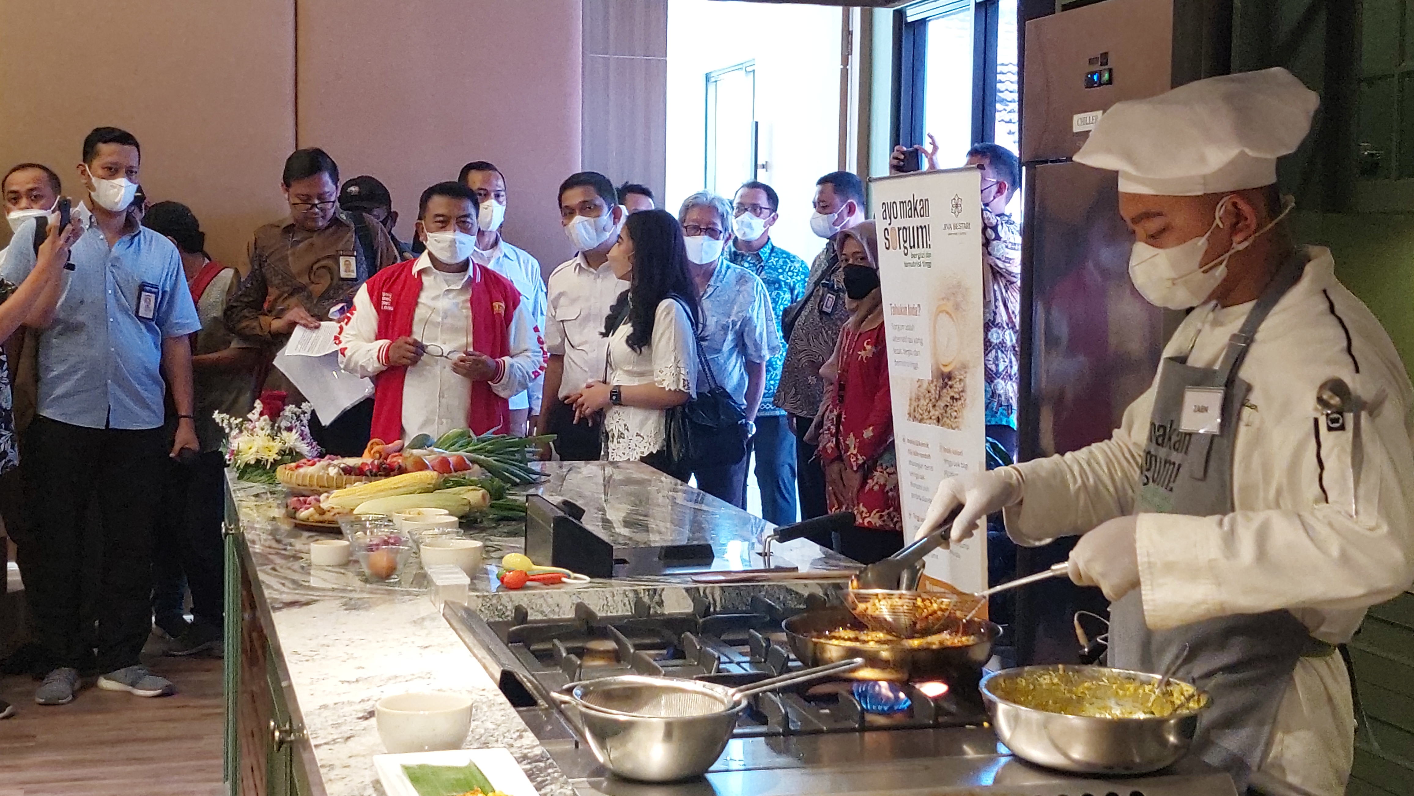 Kepala Staf Kepresidenan Moeldoko Jenderal TNI (Purn) Moeldoko saat mengunjungi festival sorgum di SMK PGRI 2 Kudus, Jumat (12/8)