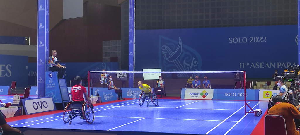 Pebulu tangkis kursi roda Indonesia Supriyadi saat menghadapi Junthong Dumhern dari Thailand di perempat final, Rabu (3/8).