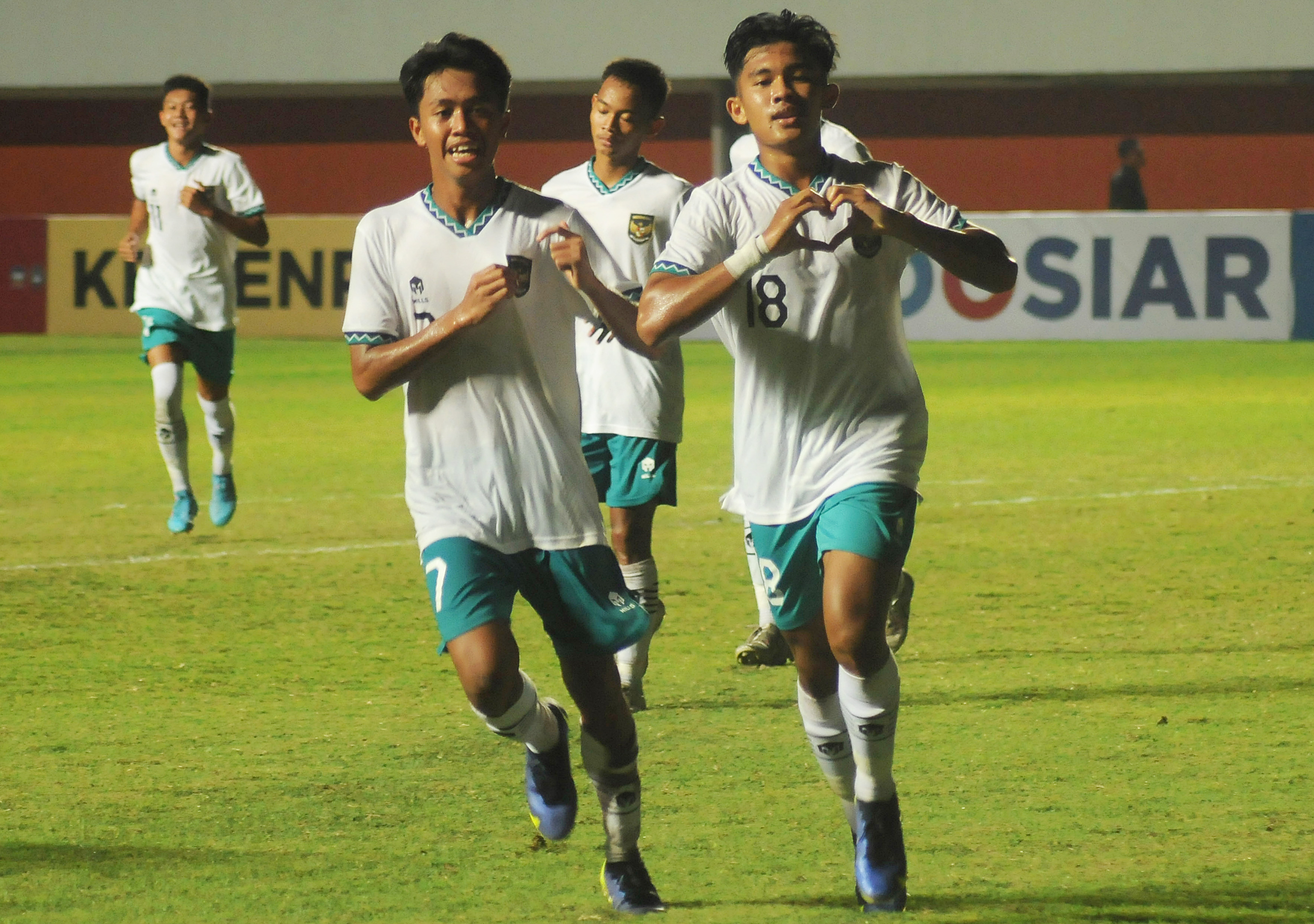 Pesepak bola Timnas Indonesia U-16 I Komang Ananta(kanan) melakukan selebrasi usai mencek gol ke gawang Timnas Singapura 