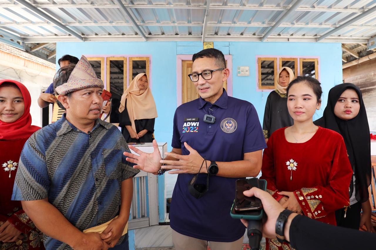 Menparekraf Sandiaga Uno berkunjung ke Desa Wisata Perlang, Lubuk Besar, Bangka Tengah, Bangka Belitung, Kamis (11/8/2022)