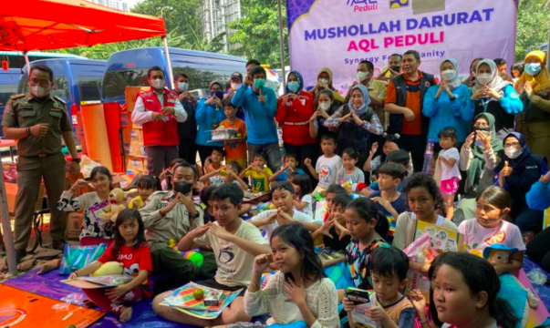 Anak-anak tampak ceria mengikuti kegiatan pendampingan psikologi di salah satu posko kebakaran di Simprug, Jakarta Selatan, Selasa (23/8).