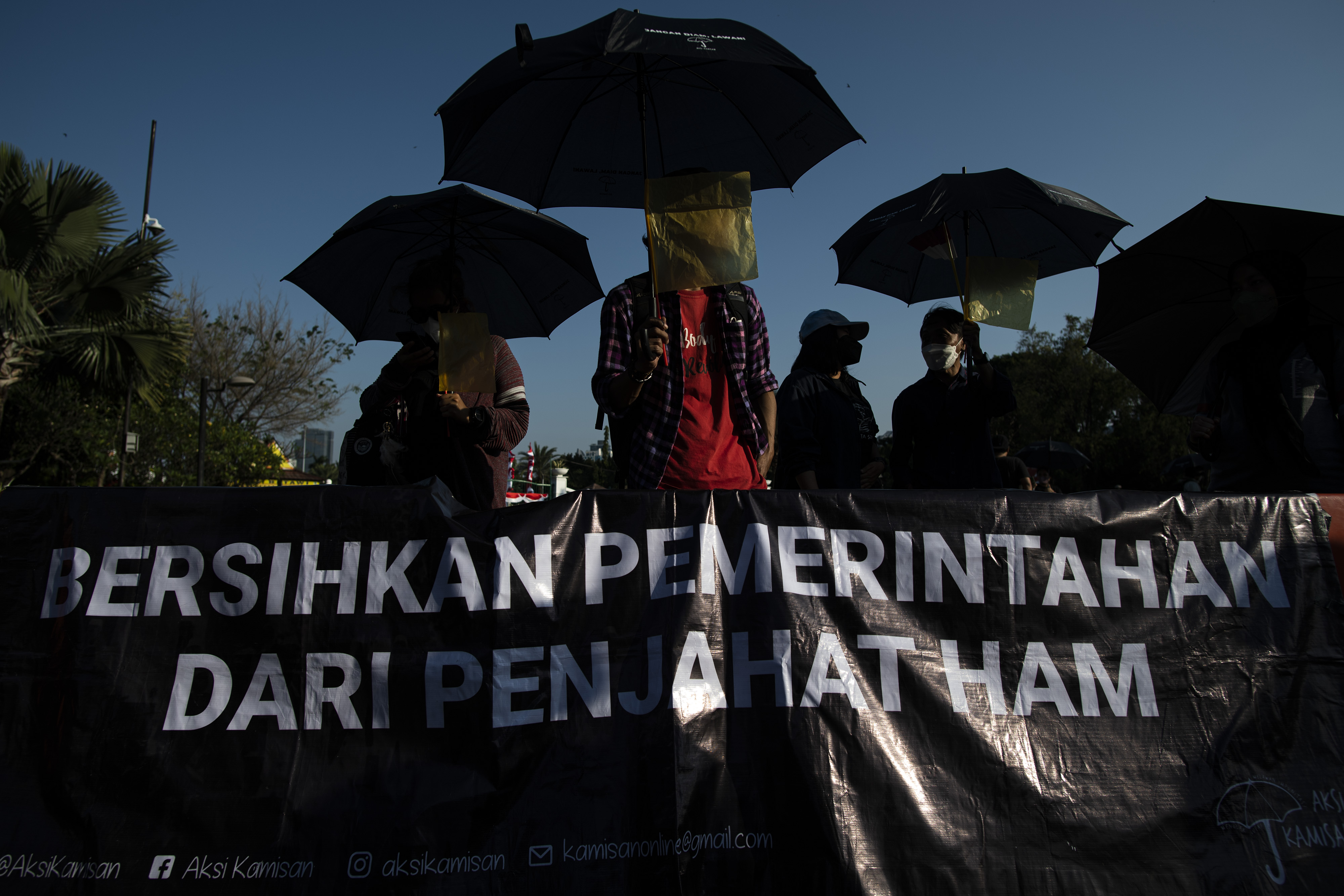 Aktivis melakukan aksi protes terkait pelanggaran HAM di depan Istana Merdeka.