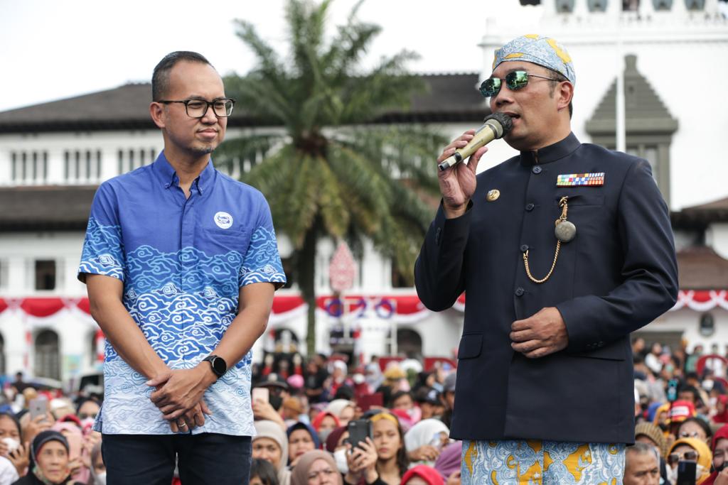 Gubernur Jabar Ridwan Kamil (kiri) menghadiri Peluncuran Kampanye #JagaDiriKiniDanNanti di Gedung Sate, Bandung.
