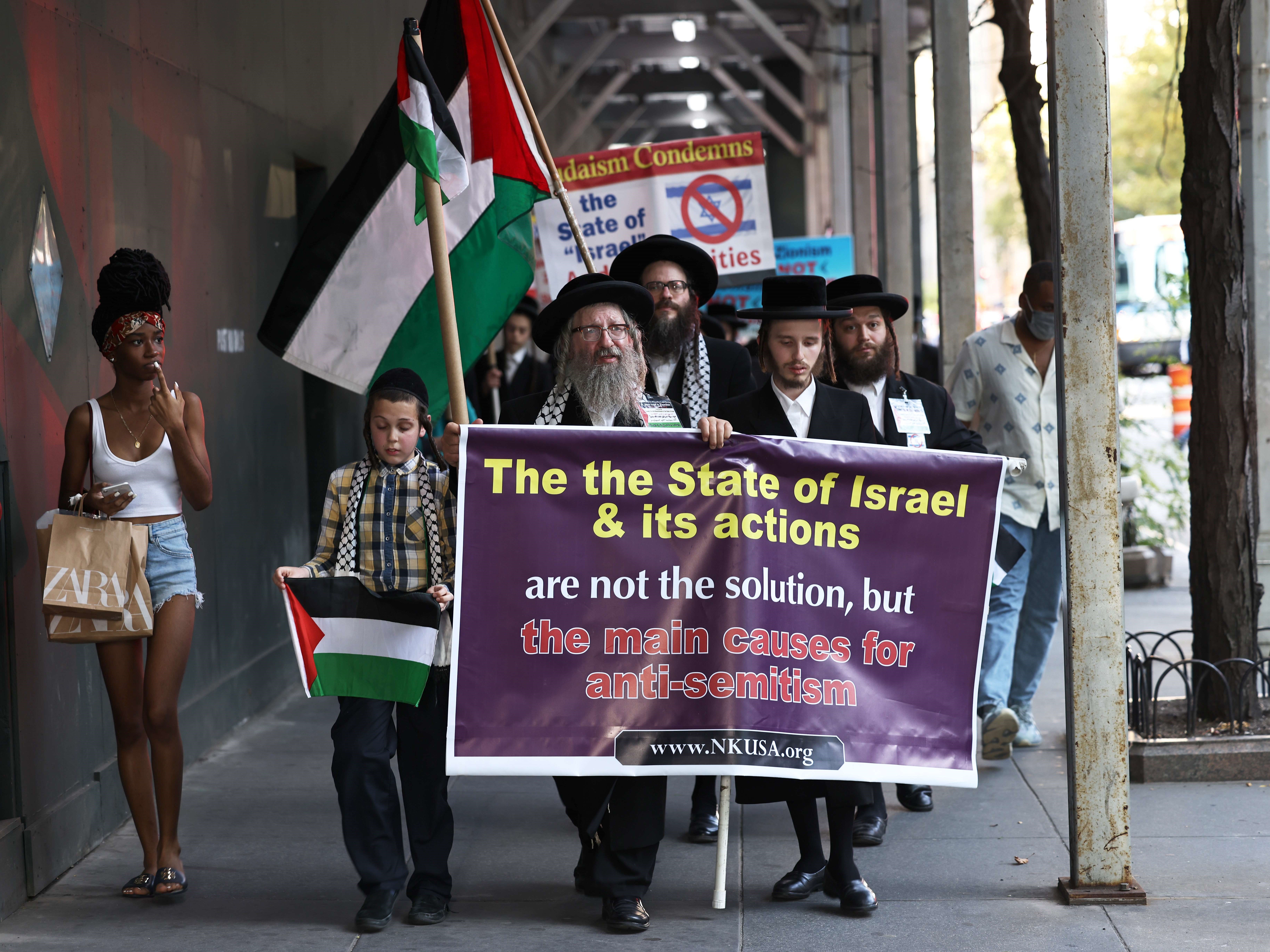 Kelompok anti-Zionis berbaris dalam protes balasan terhadap demonstrasi menentang Es Krim Ben & Jerry di Perpustakaan Umum New York.