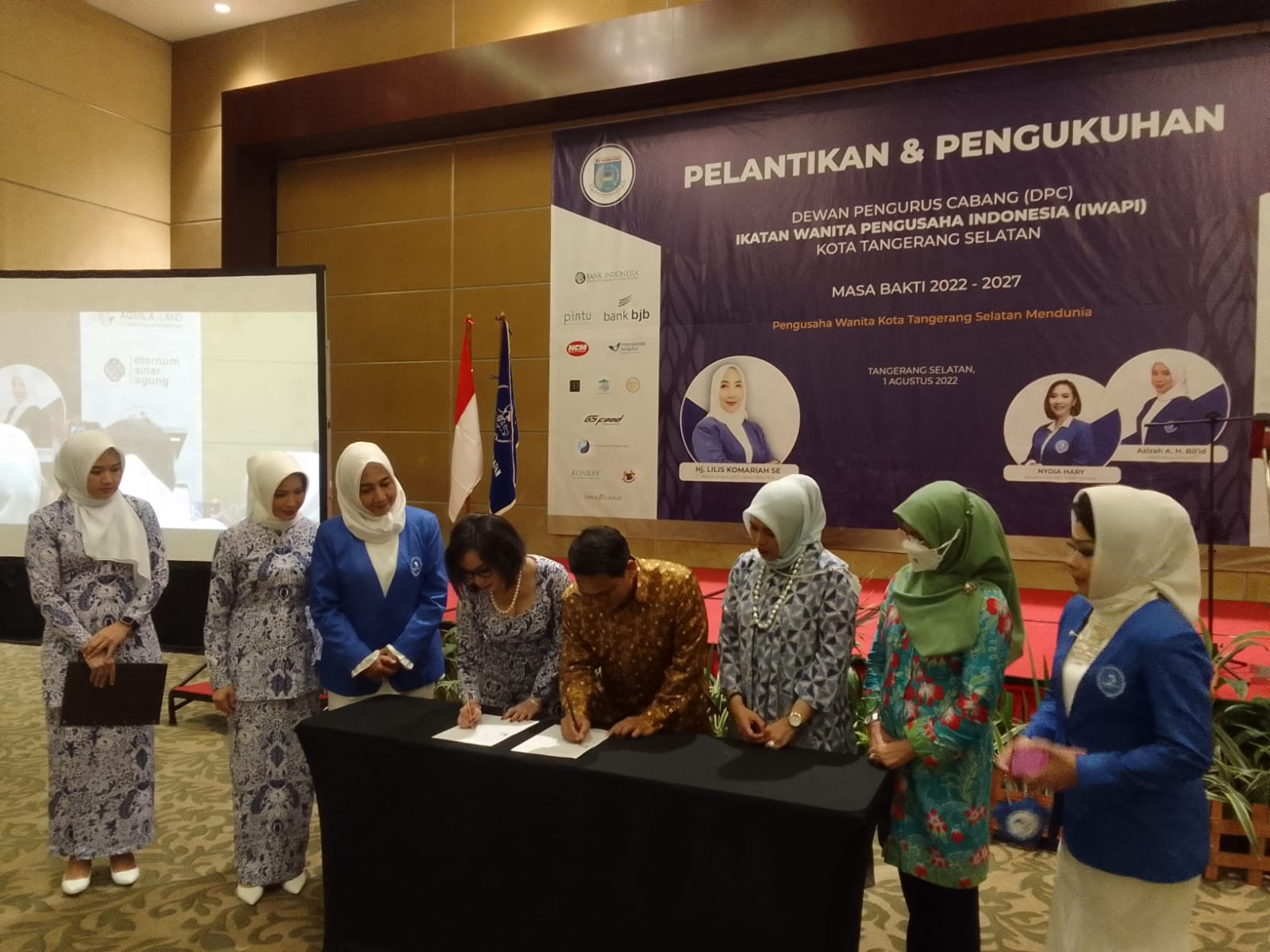 Penandatanganan kerja sama nota kesapahaman (MoU) antara OK OCE dan IWAPI DPC Tangerang Selatan. 