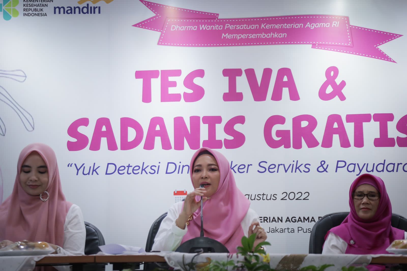Penasihat Dharma Wanita Persatuan Kemenag, Eny Retno Yaqut (tengah) saat membuka  acara Tes IVA dan Sadanis di Jakarta, Rabu (10/8/2022)