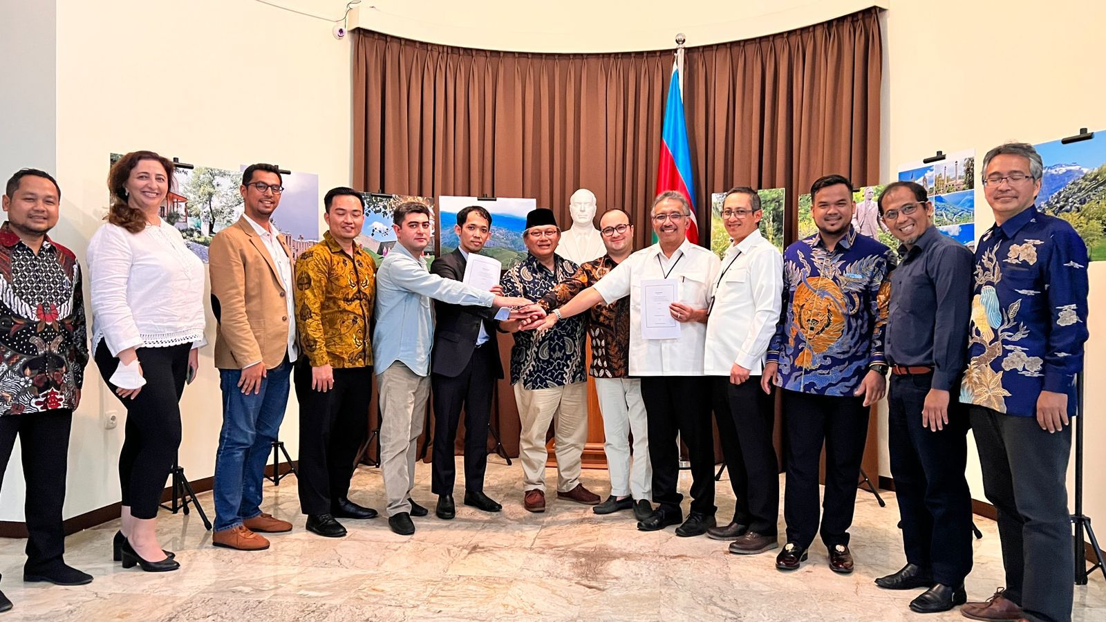 Foto bersama usai MoU di kantor kedubes Republik Azerbaijan, Kamis (18/8) 