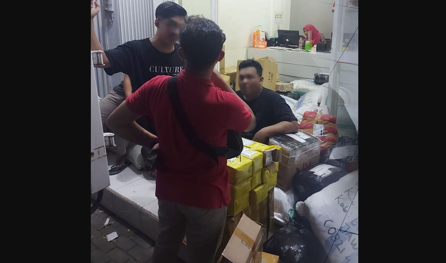 Barang bukti rokok ilegal diamankan Kantor Bea Cukai Kudus dari jasa pengiriman paket di Desa Ngembalrejo, Bae, Kudus.