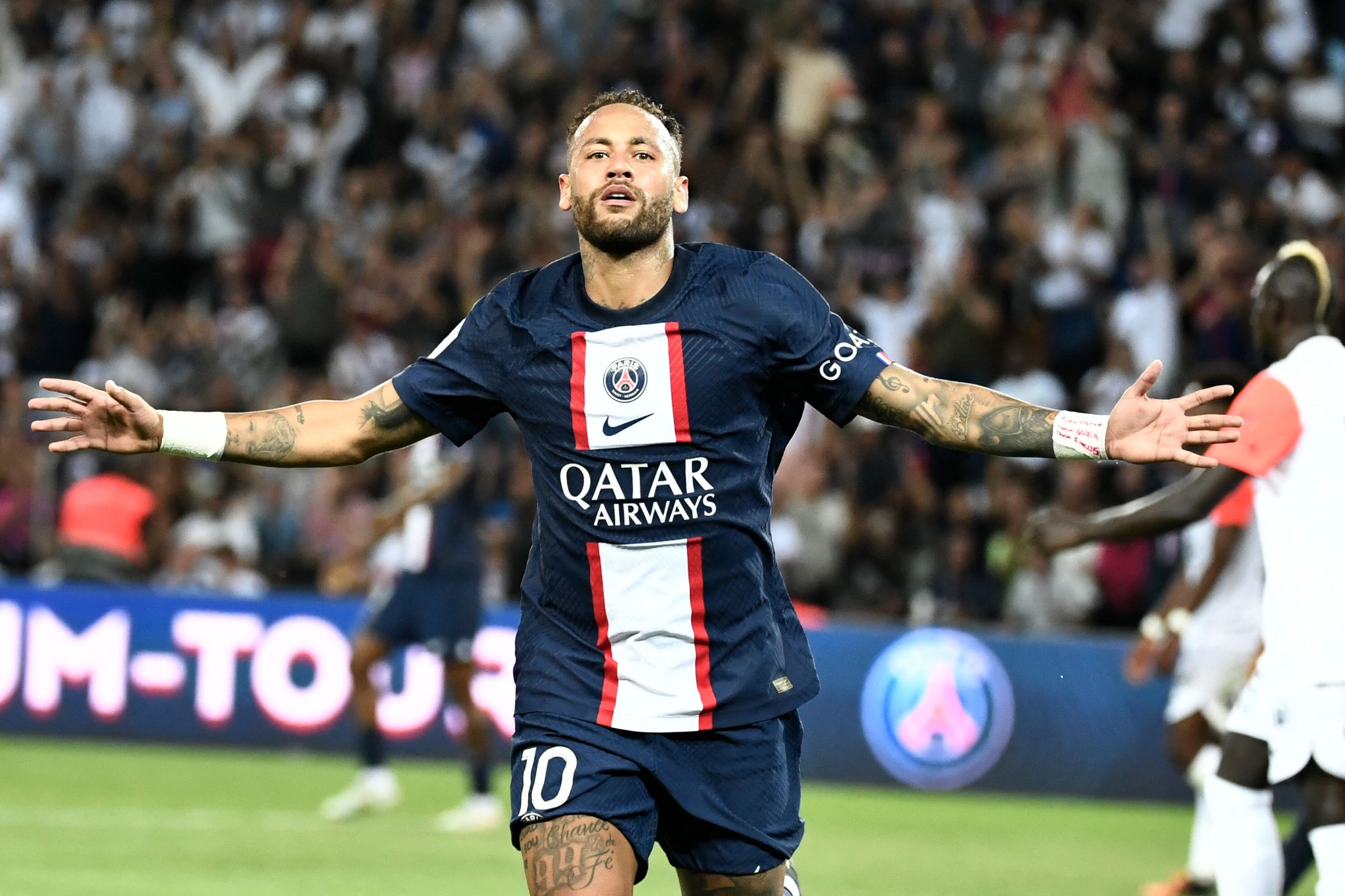Penyerang PSG Neymar melakukan selebrasi usai mencetak gol ke gawang Montpellier di laga Ligue 1.