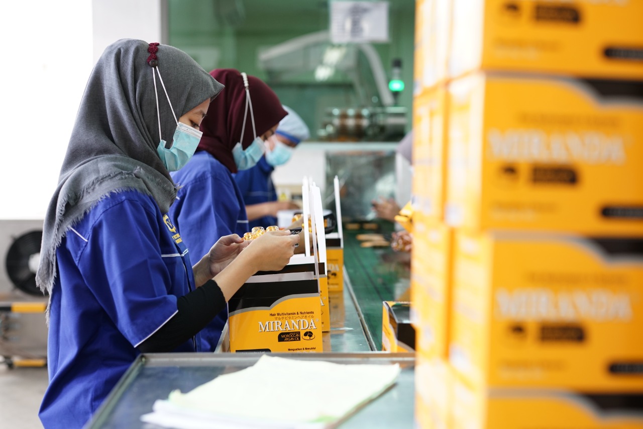 Proses produksi produk kosmetik di perusahaan PT Victoria Care Indonesia Tbk (VICI).