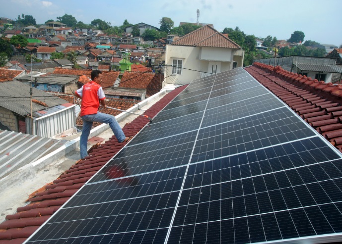 Penggunaan panel surya adalah salah satu bentuk ekonomi hijau dari sektor energi.