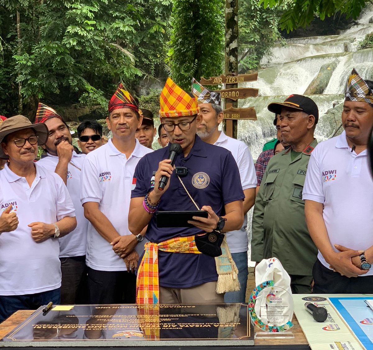 Menparekraf Sandiaga Uno melakukan kunjungan ke Desa Wisata Air Terjun Moramo Sumbersari di Kabupaten Konawe Selatan, Sultra.