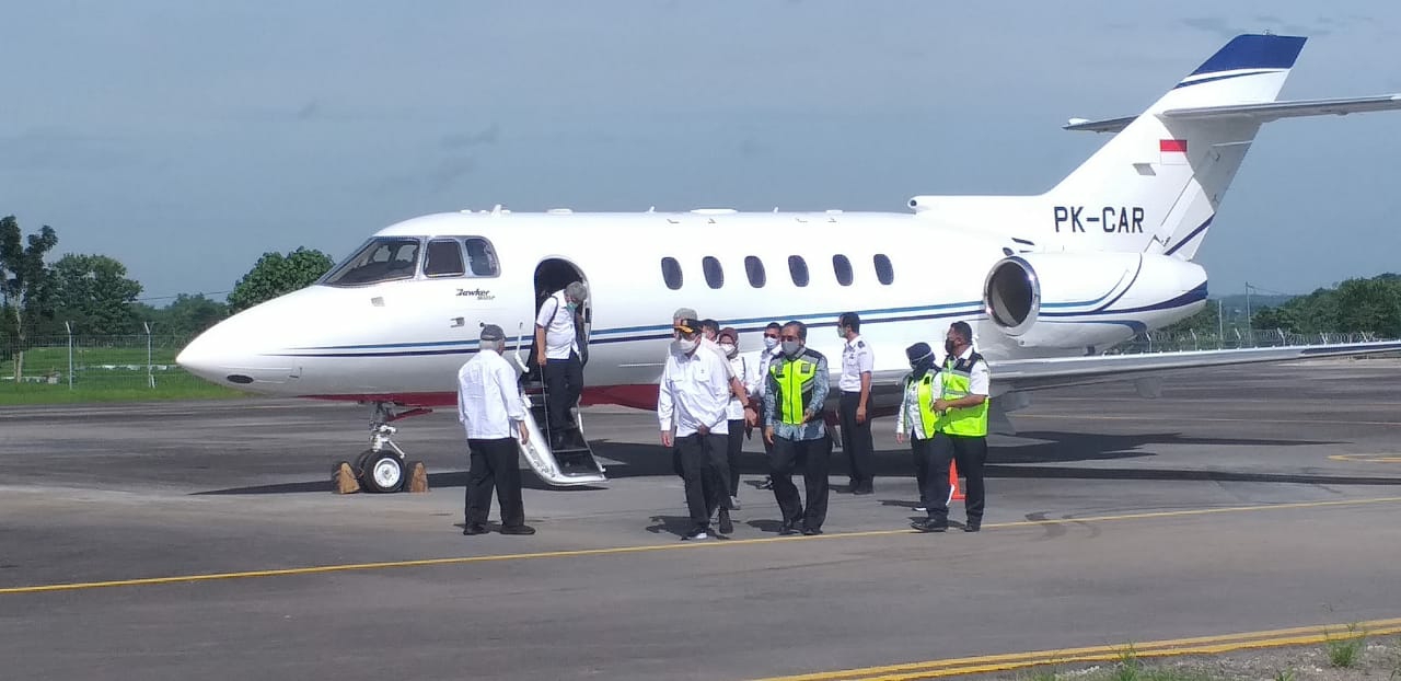 Ilustrasi pesawat terbang mendarat di Bandara Ngloram, Blora
