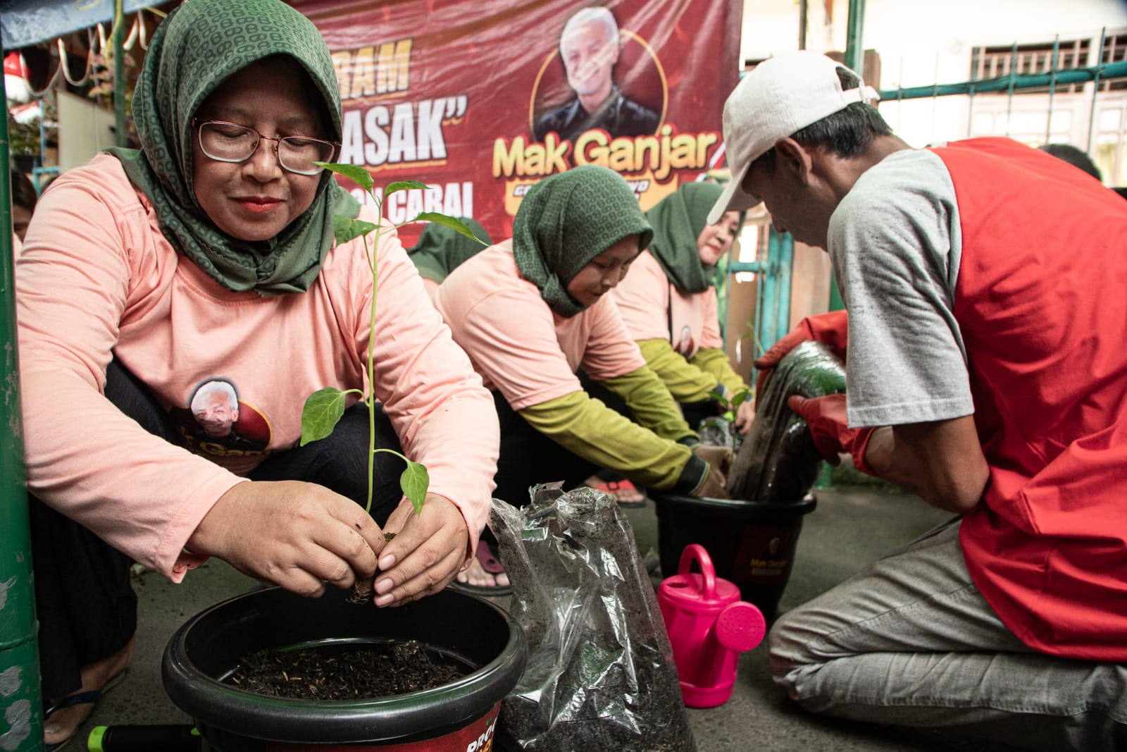 Warga Pedongkelan Belakang, Cengkareng, Jakarta Barat antusias mengikuti pelatihan menanam cabai dari relawan mak ganjar, Minggu (21/8/2022)