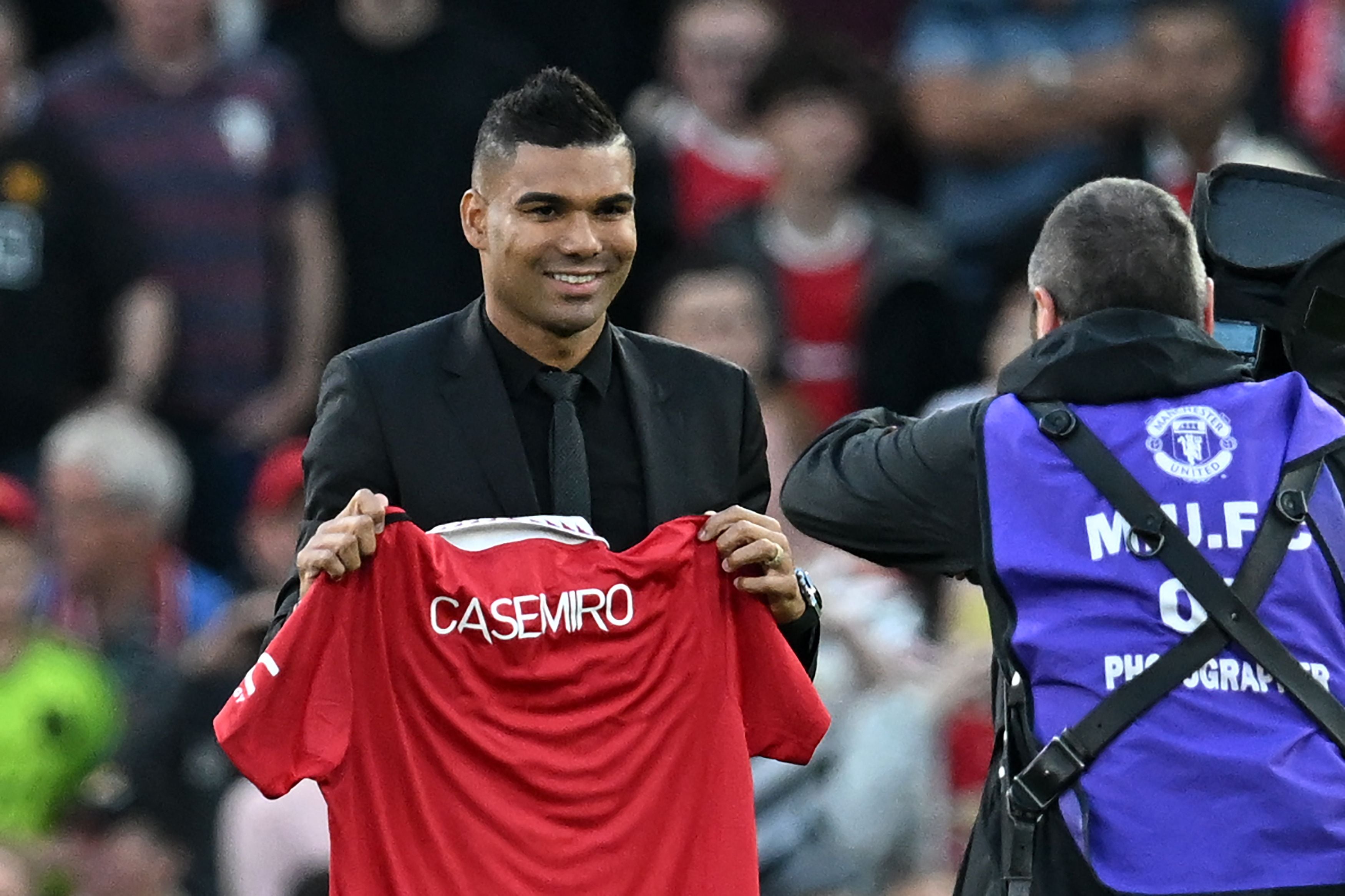 Gelandang tim nasional Brasil Casemiro resmi diperkenalkan sebagai pemain baru Manchester United