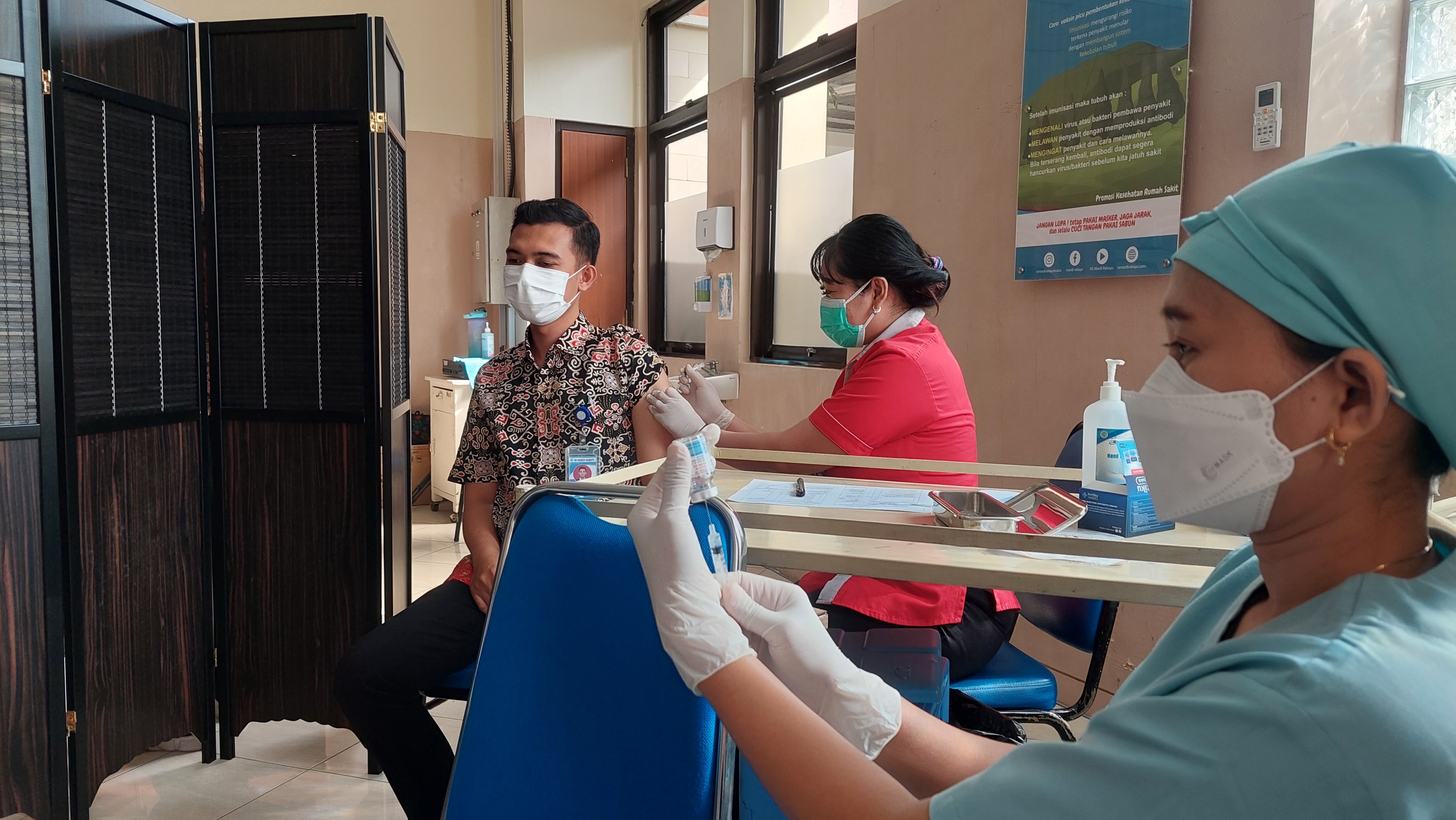 Sebanyak 1300 tenaga kesehatan RS Mardirahayu Kudus mulai disuntik vaksinasi covid-19 booster kedua, di Kliknik Vaksinasi Covid-19, RS Mardi