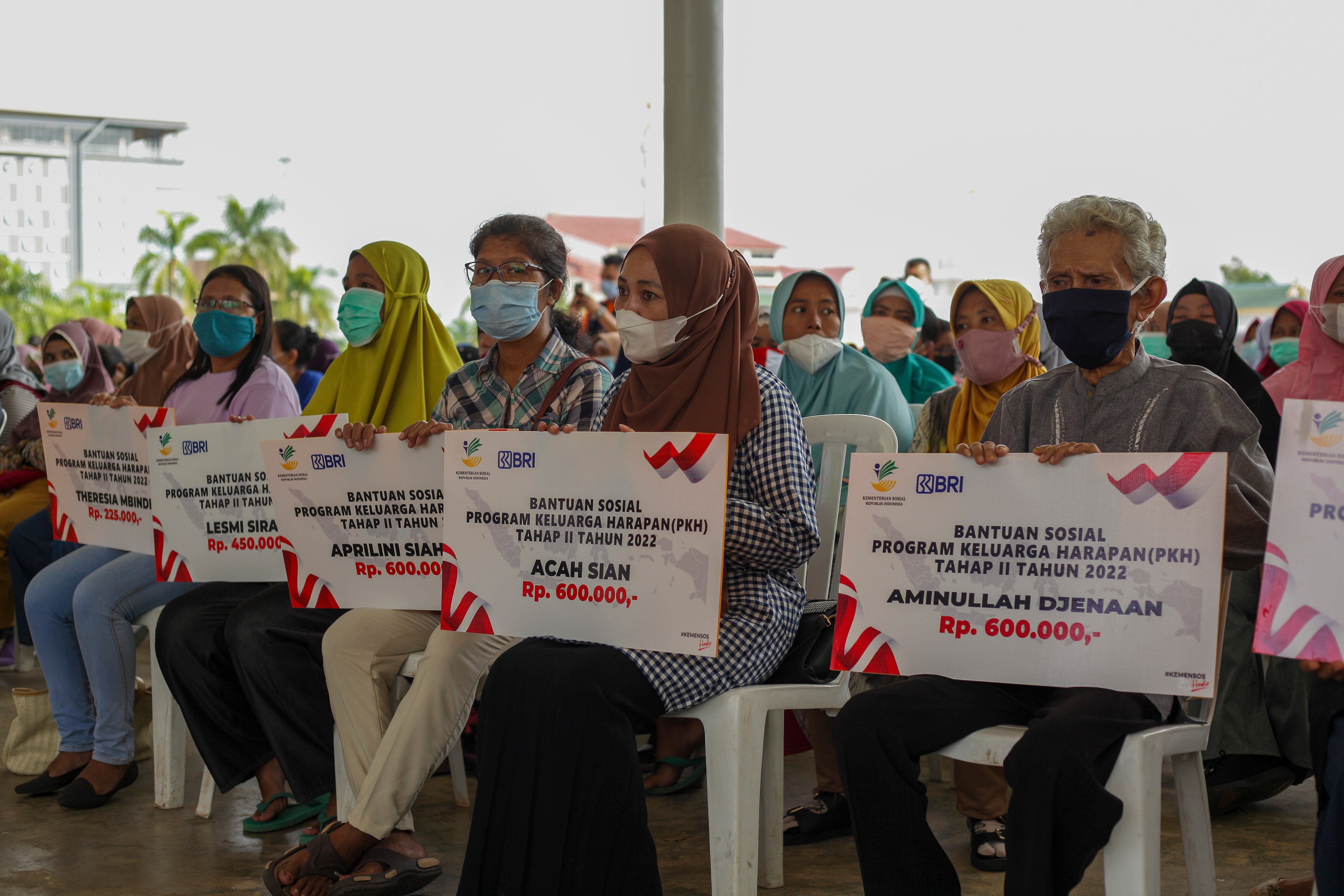 Warga menerima secara simbolis bansos Program Keluarga Harapan (PKH) di Dataran Engku Putri, Batam, Kepulauan Riau, Selasa (19/4/2022).