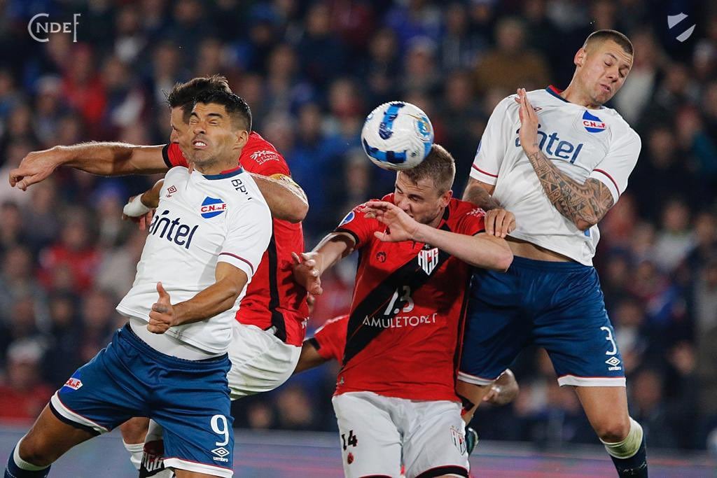 Penyerang Nacional Luis Suarez (kiri)