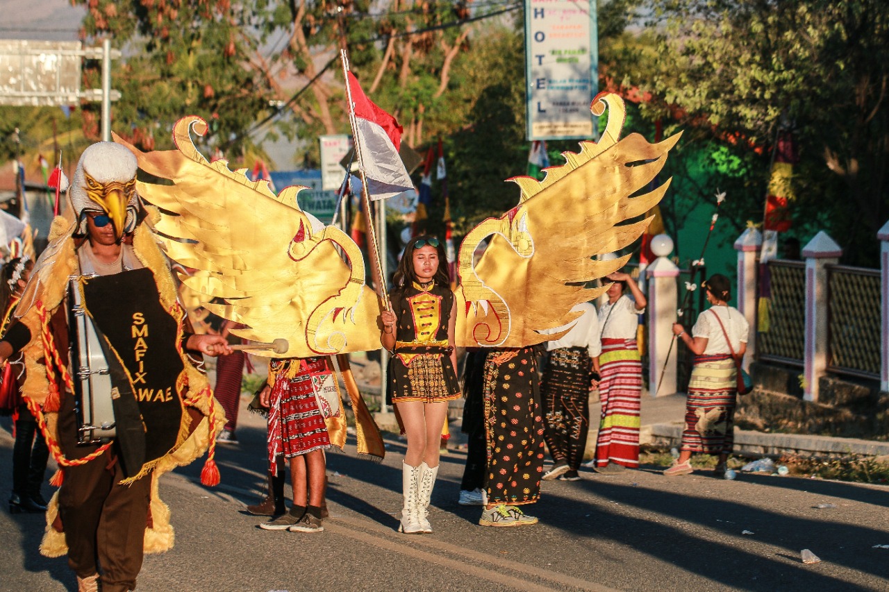 Pawai karnaval dalam rangka memperingati HUT ke-77 RI di Kota Mbay, Nagekeo, NTT, Kamis (18/8).