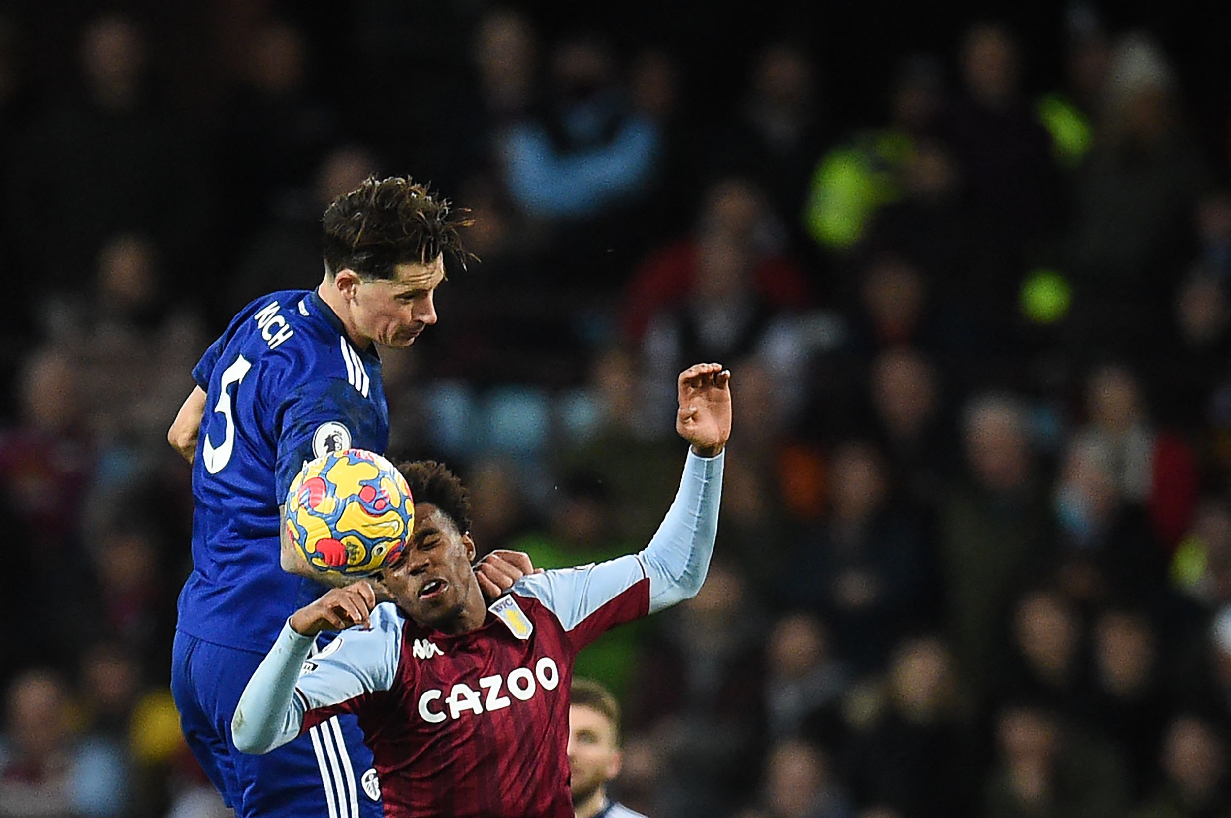 Gelandang Aston Villa Carney Chukwuemeka (kanan)