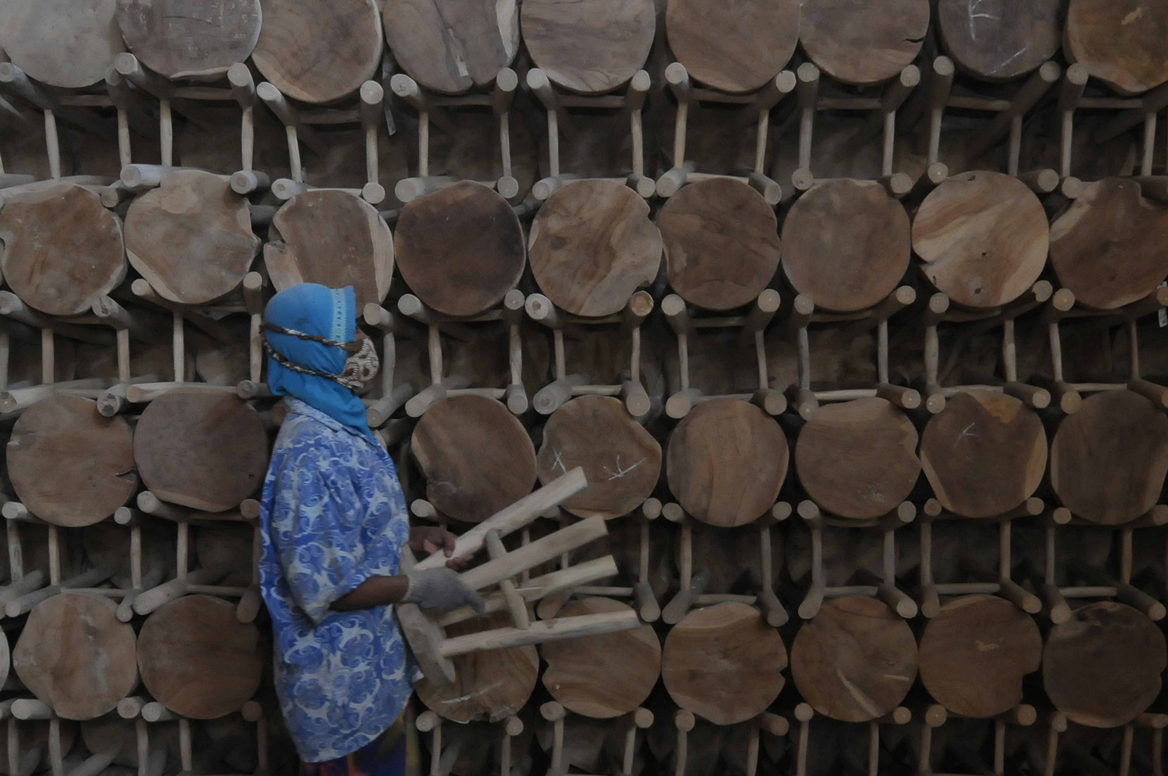 Ilustrasi: Pekerja menata hasil kerajinan bangku jati di Jatipuro, Trucuk, Klaten