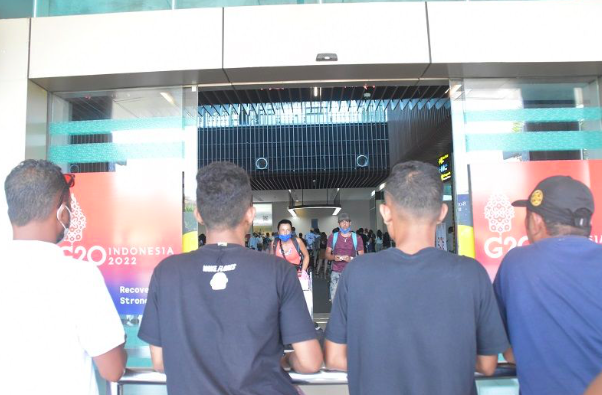 Aktivitas jemput tamu oleh pelaku pariwisata di Bandara Komodo, Labuan Bajo, Manggarai Barat, NTT, Rabu (3/8/2022). 
