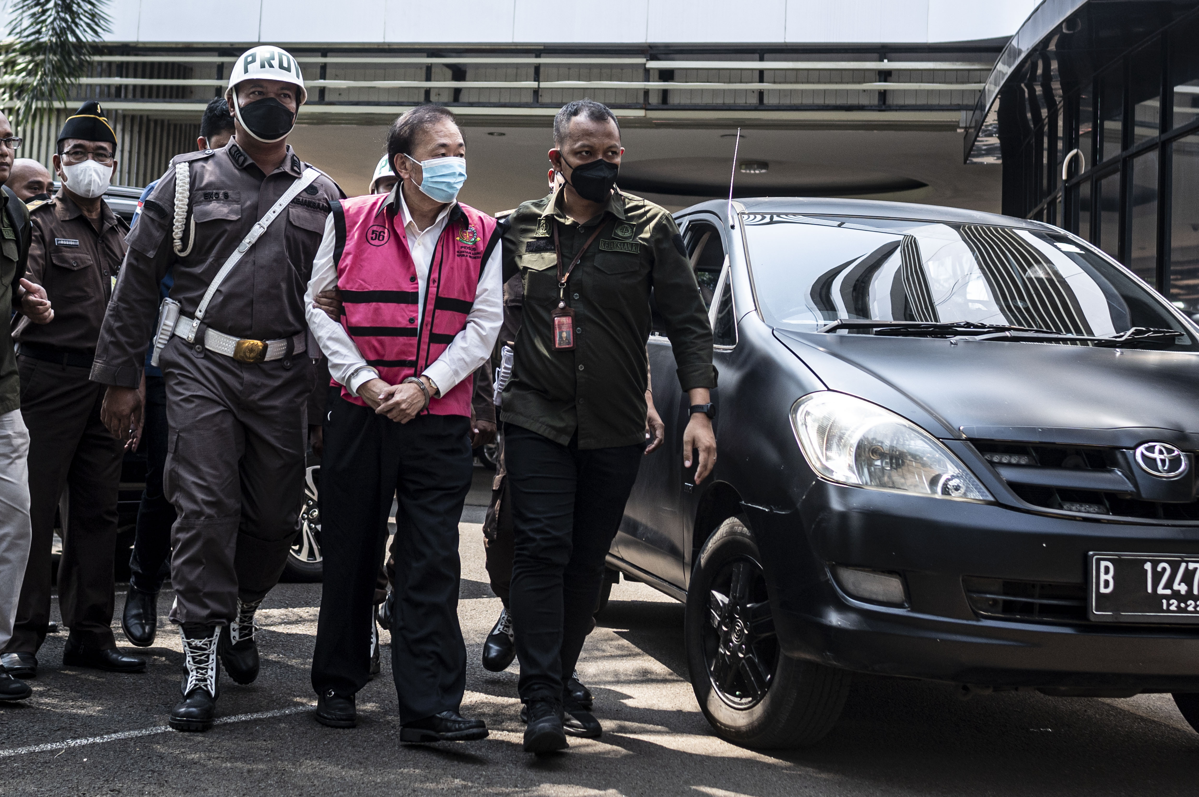 Petugas Kejagung mengawal tersangka kasus dugaan korupsi Surya Darmadi.