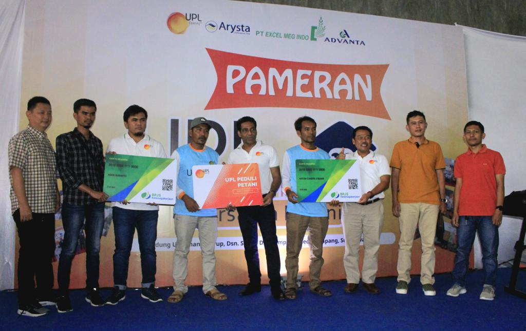 Direktur PT. UPL Indonesia Devendra Gangwar memberikan secara simbolis kartu peserta BPJS Ketenagakerjaan kepada petani di Brebes, Jateng.