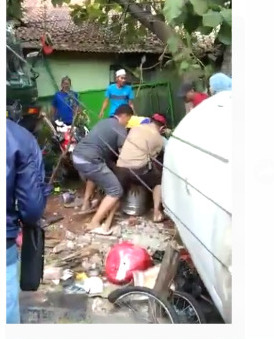 Sejumlah warga menolong belasan korban yang tertimpa tower BTS yang roboh ditabrak truk di Kranji, Bekasi Barat, Rabu (31/8)