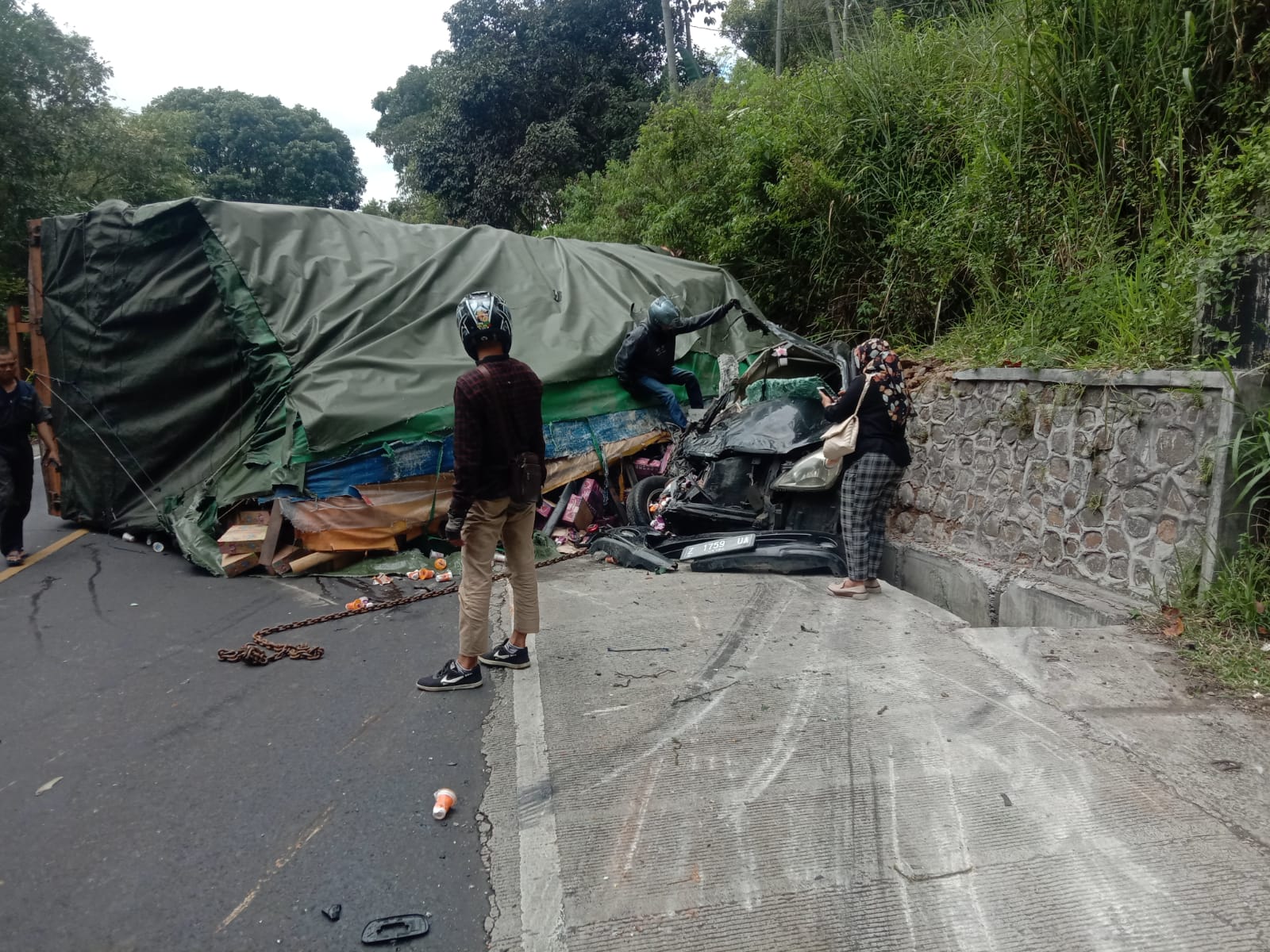 Truk angkutan minuman ringan terguling di tanjakan menimpa mobil Avanza mengakibatkan dua orang tewas di Tasikmalaya, Jabar, Senin (8/8).