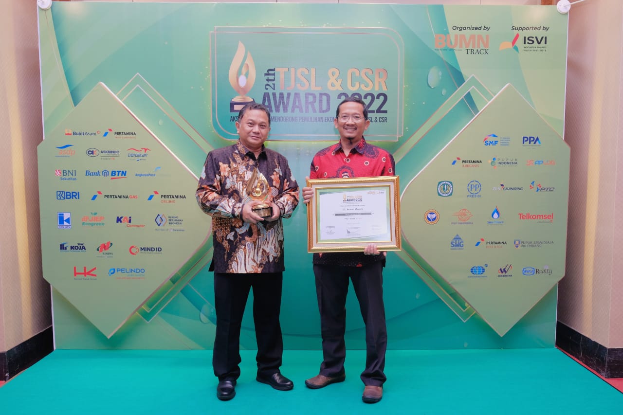 General Manager of Comunnication & Legal PTSG Fardhi Sjahrul Ade menerima penghargaan