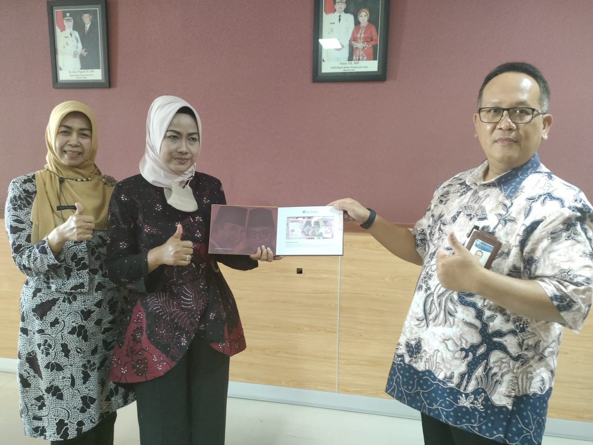BI Tegal Serahkan Tujuh Mata Uang Baru kepada Bupati Brebes