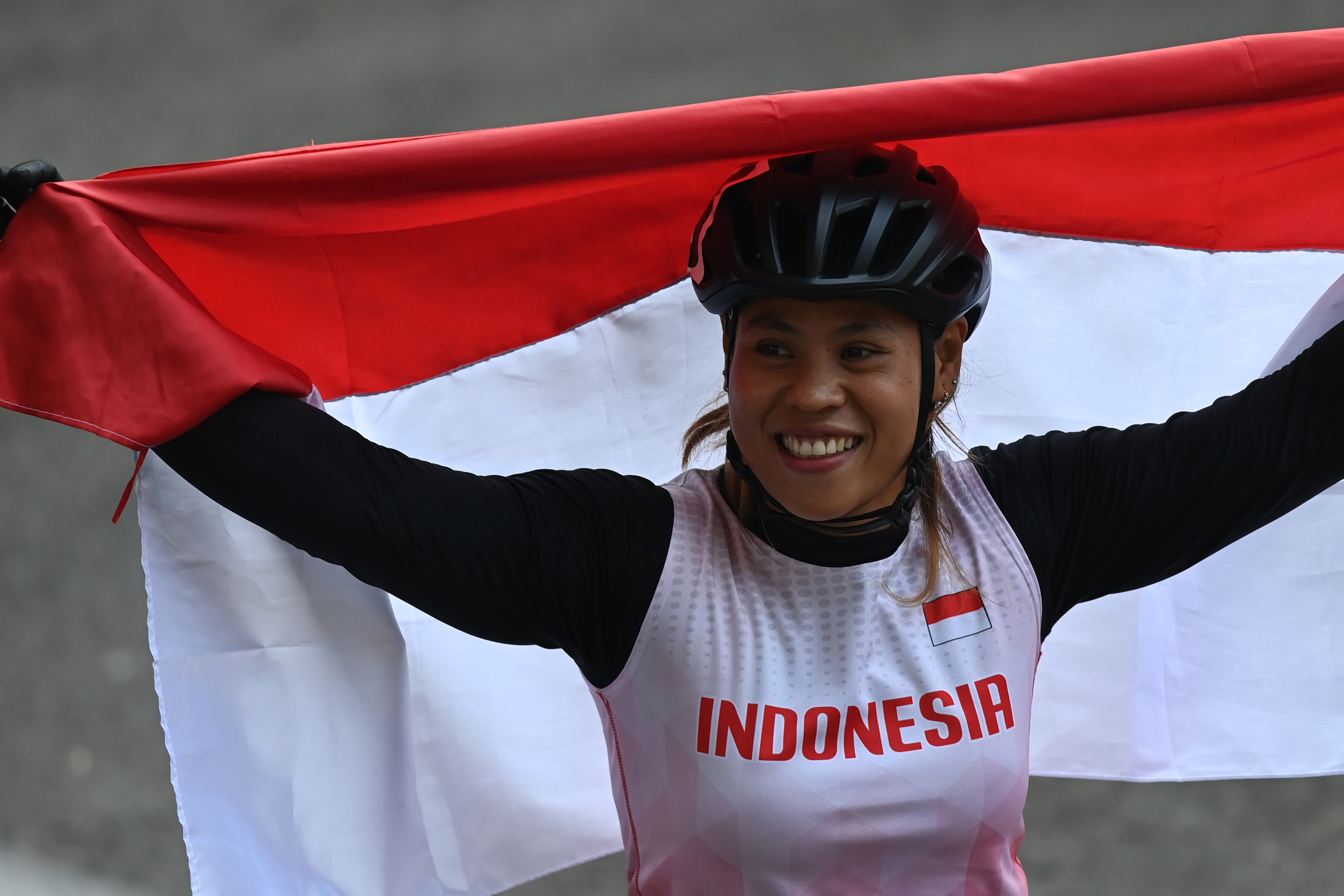 tlet balap kursi roda Maria Goreti berselebrasi seusai memenangi pada final balap kursi roda 200 meter putri ASEAN Para Games 2022