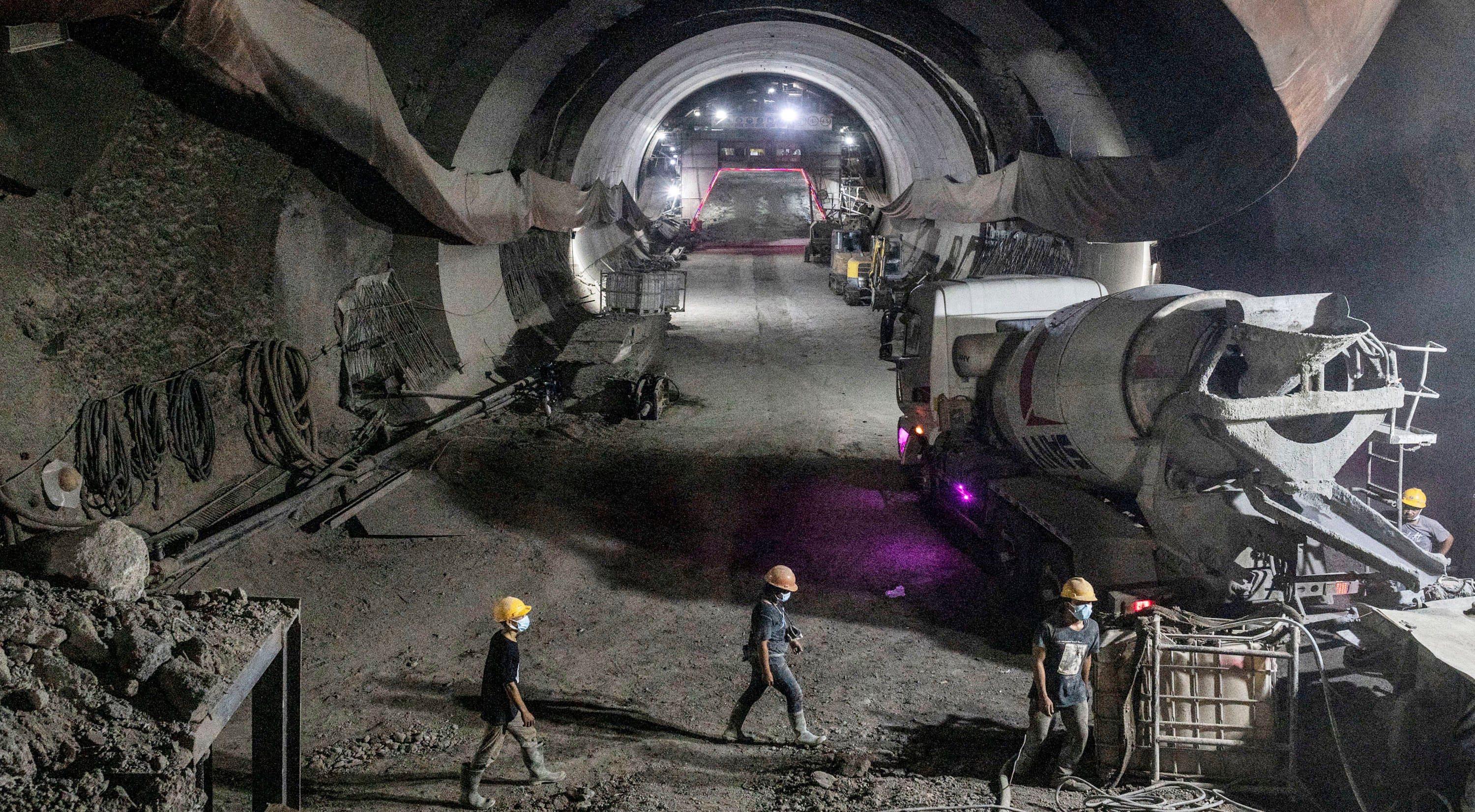 Pekerja menyelesaikan pengerjaan proyek tunnel dua Kereta Cepat Jakarta-Bandung (KCJB) di Jatiluhur, Kabupaten Purwakarta, Jawa Barat.