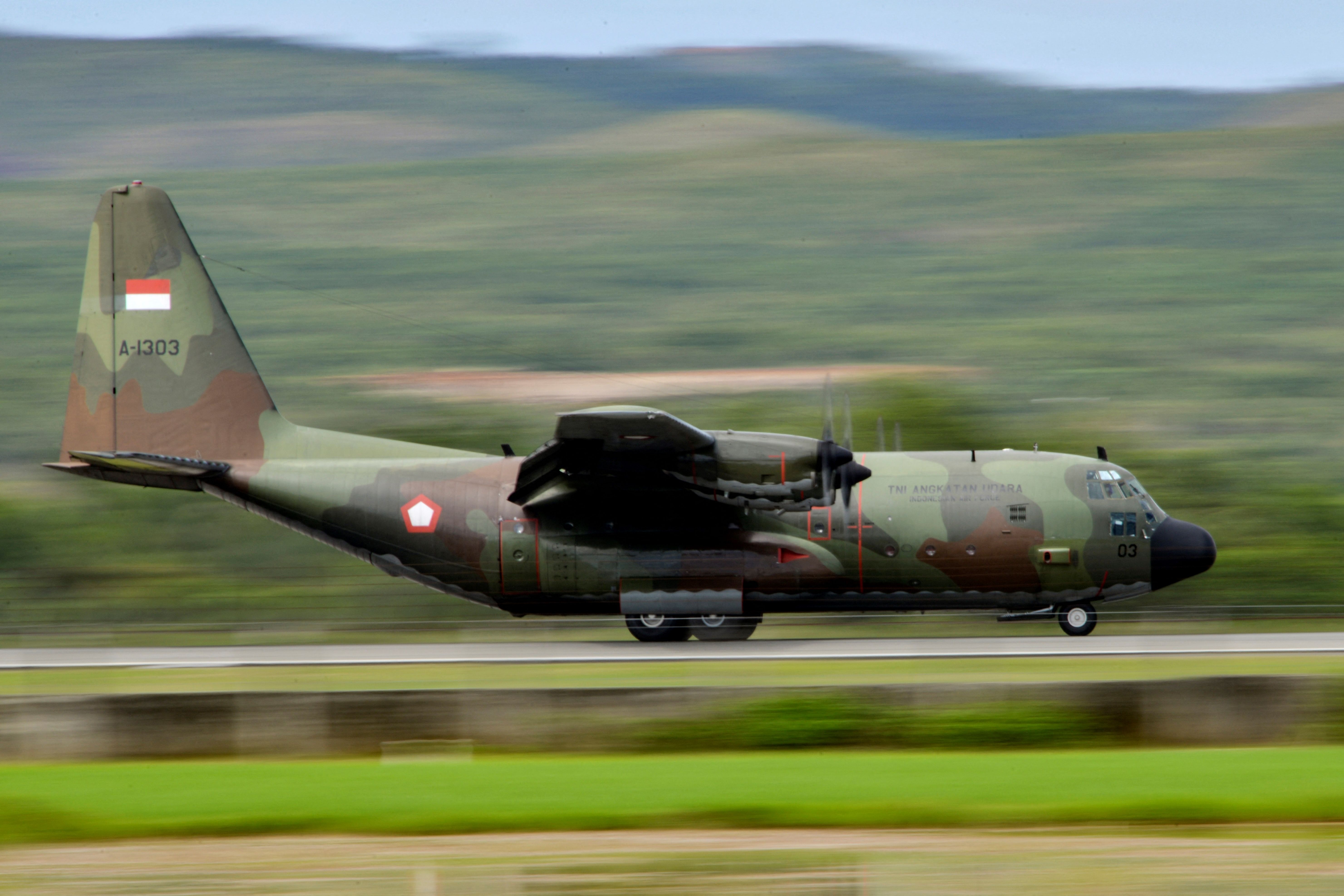 Pesawat C-130 milik Angkatan Udara Indonesia mendarat di Bandara Internasional Sultan Iskandar Muda di Blang Bintang, Aceh.