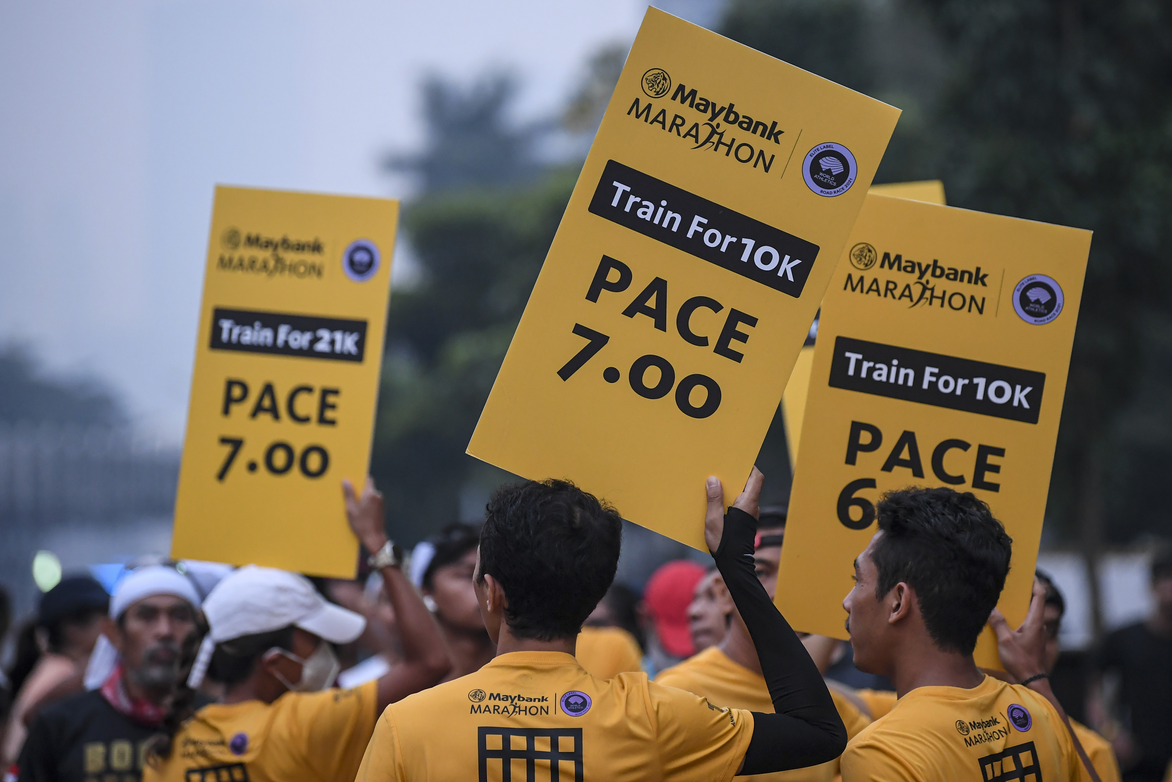  Sejumlah peserta bersiap berlari saat mengikuti 'Road to Maybank Bali Marathon 2022' di Jakarta, Minggu (3/7).