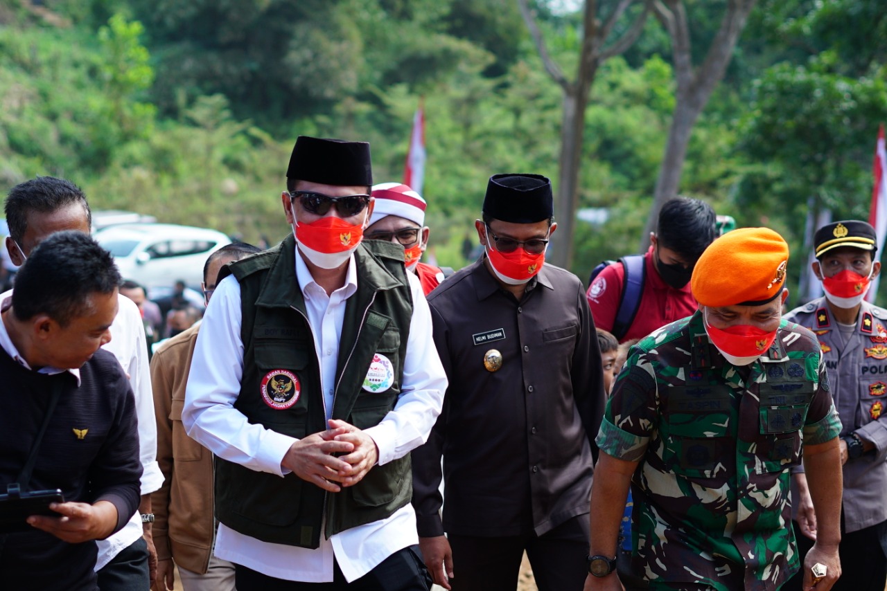 Ketua BNPT Boy Rafli (tengah) bersama Wakil Bupati Garut, Helmi Budiman meresmikan Kawasan Terpadu Nusantara (KTN) di  Desa Haruma.