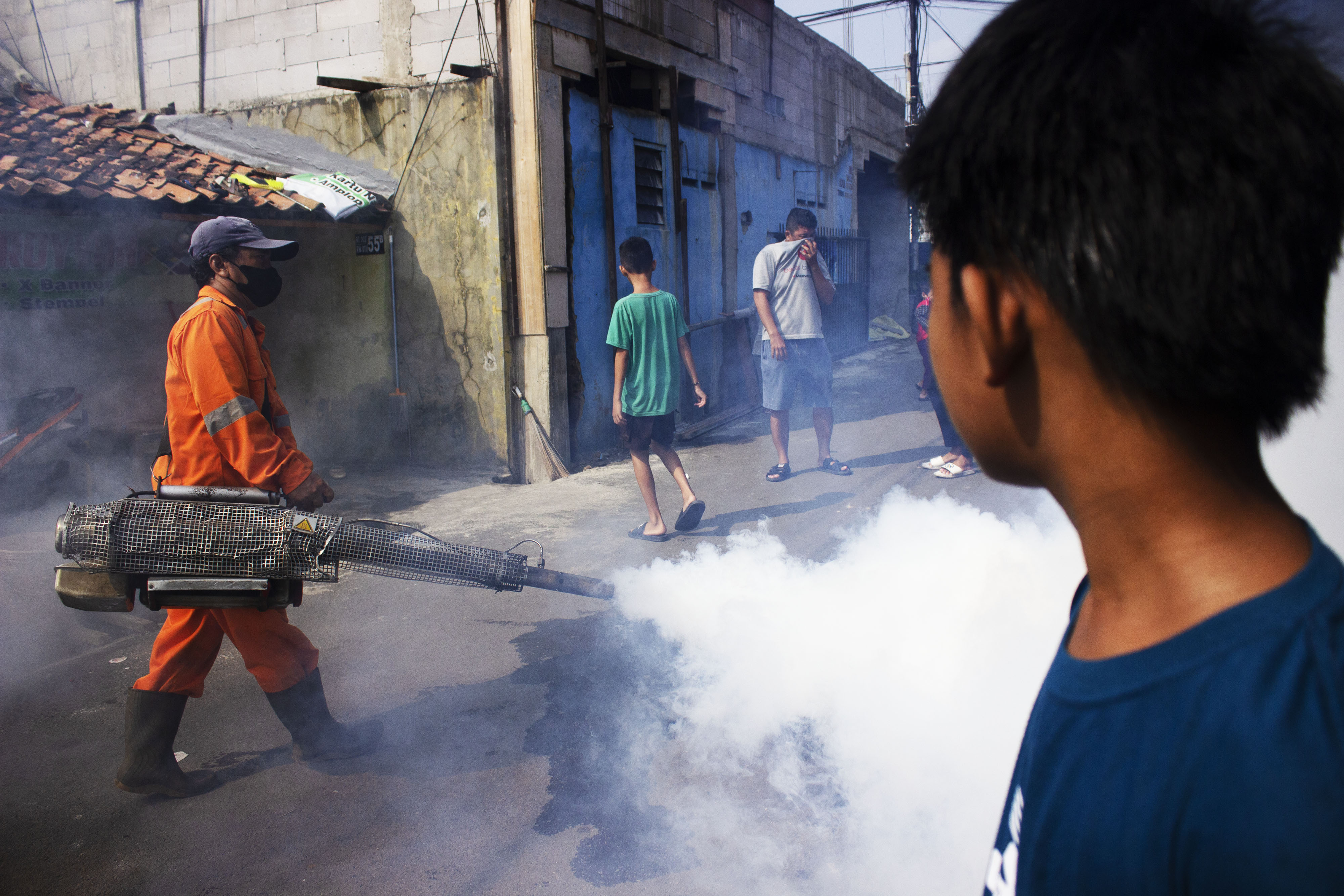 Petugas Suku Dinas Kesehatan Jakarta Selatan melakukan pengasapan (fogging) untuk membasmi nyamuk Aedes aegypti.