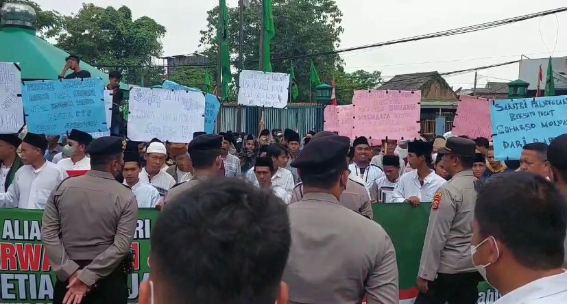 Forum Aliansi Santri Banten menggeruduk kantor DPW PPP meminta Ketum PPP Suharso Monoarfa mundur karena ucapannya melecehkan kiai, Senin (29